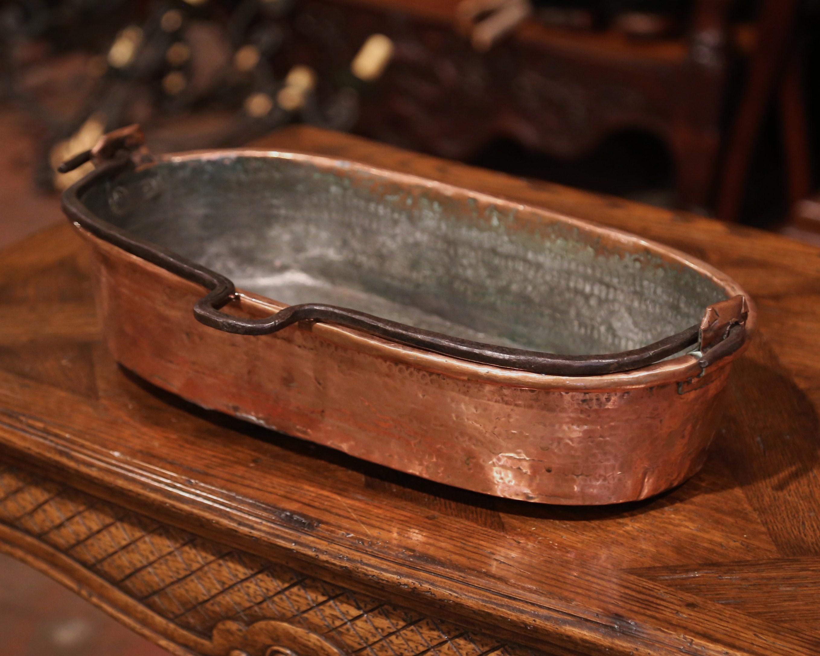 18th Century French Polished Oval Copper and Iron Poissonniere Fish Kettle In Excellent Condition In Dallas, TX