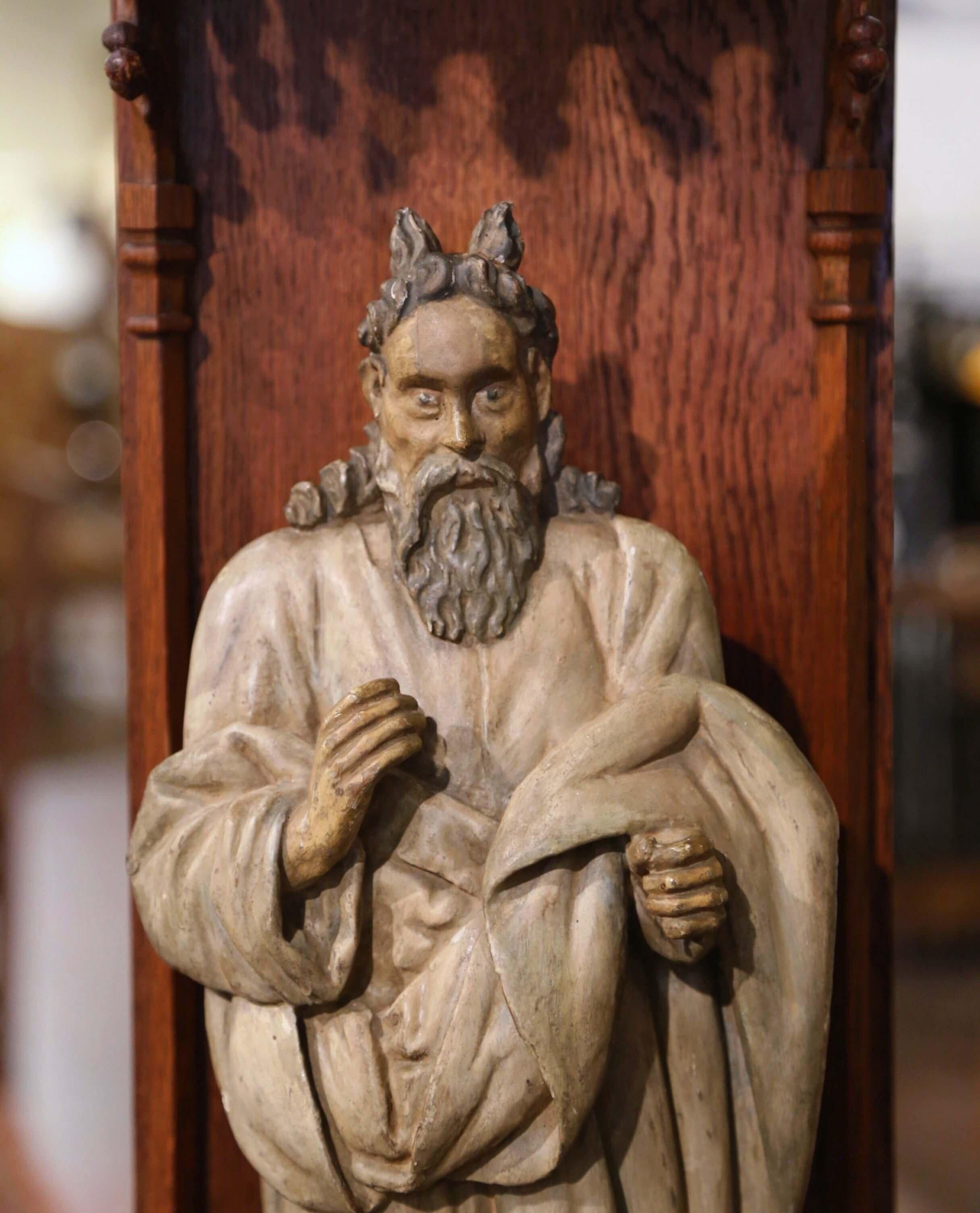 18. Jahrhundert Französisch Polychromie geschnitzt Moses Figur in gotischen Eiche Nische (Gotisch) im Angebot
