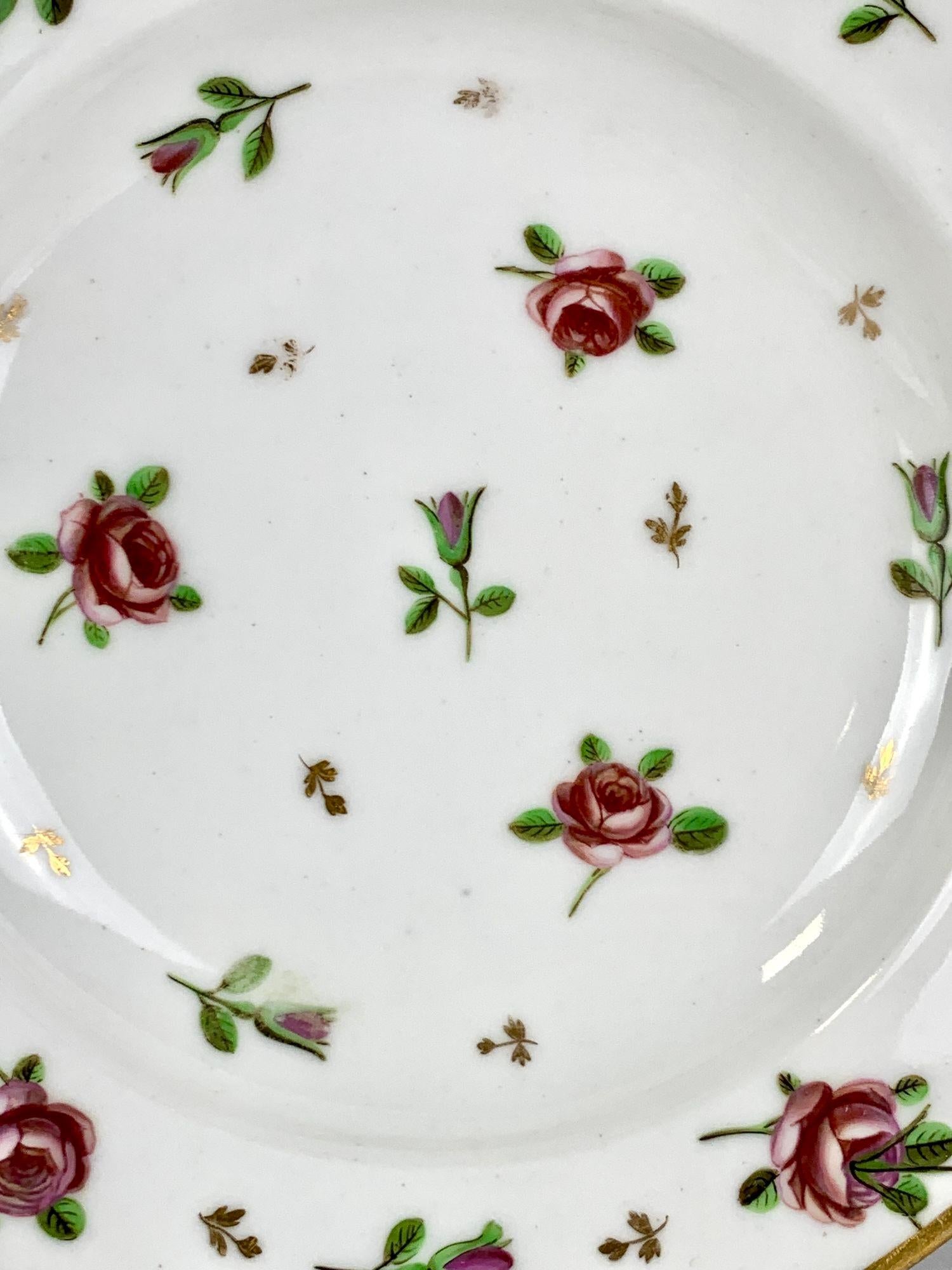 Diese französische Porzellanschale aus dem 18. Jahrhundert wurde um 1785 handbemalt.
Hergestellt in der berühmten Manufaktur Locré, auch bekannt als Porcelaine de La Courtille, in Paris
Die Schale ist mit wunderschönen handgemalten violetten Rosen,