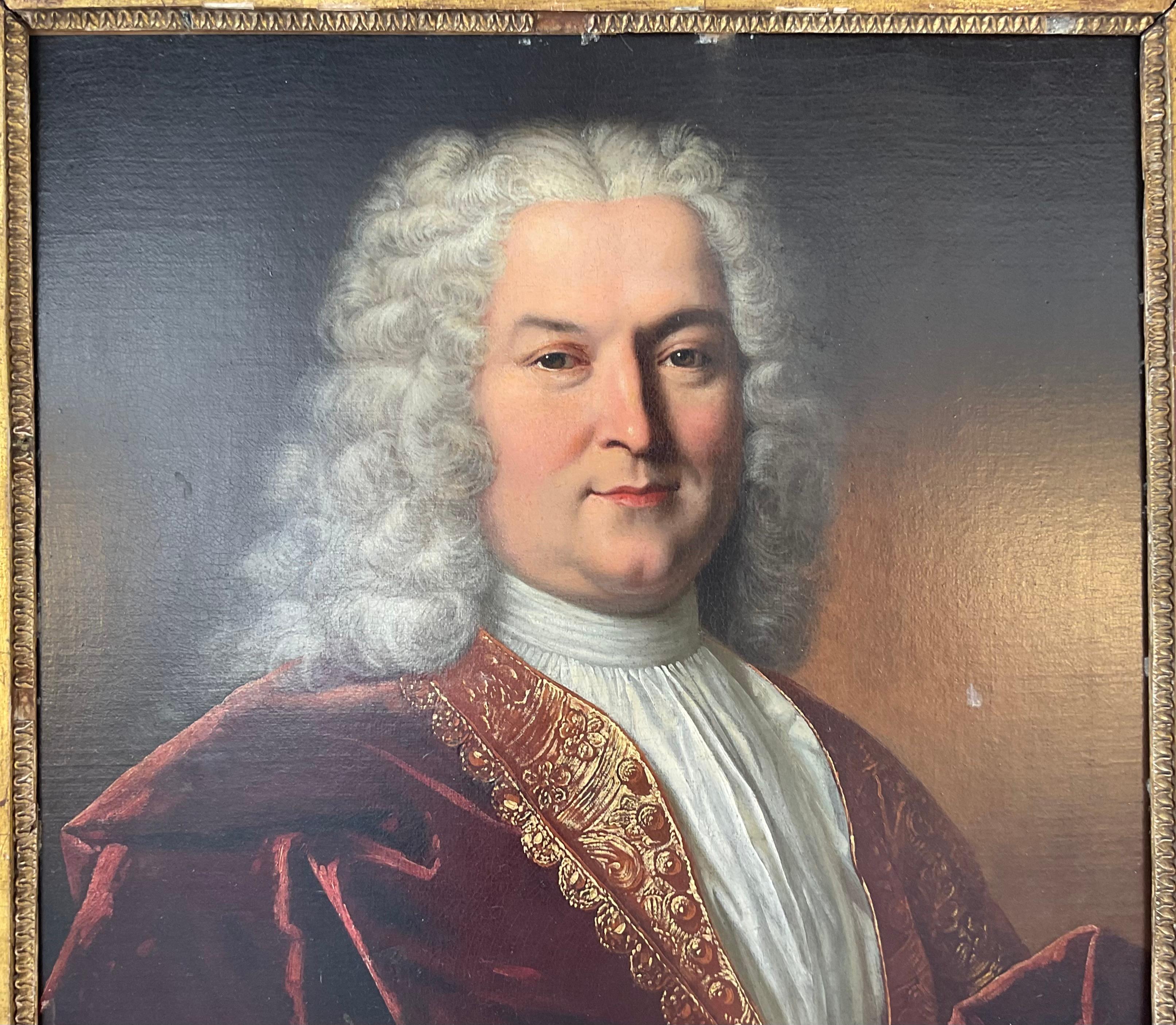  Porträt eines französischen Adligen aus dem 18. Jahrhundert in einem originalen Louis-XVI-Giltwood-Rahmen. Die Leinwand ist auf ein Brett montiert. Der Adlige ist in einem luxuriösen burgunderroten Samtgewand mit Goldbrokatbesatz dargestellt, das
