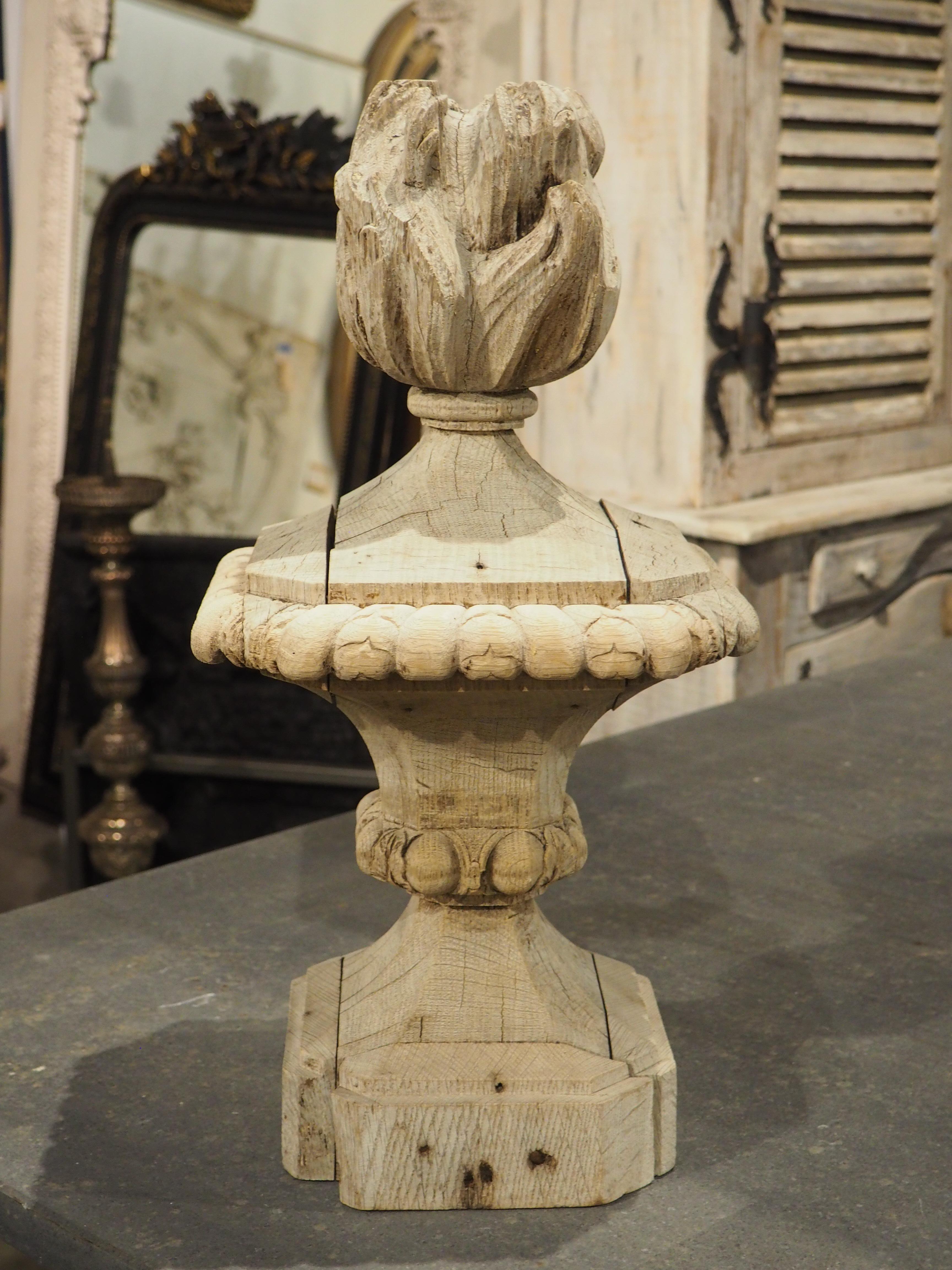 Finiale francese Pot Feu del XVIII secolo in Oak intagliato in vendita 3