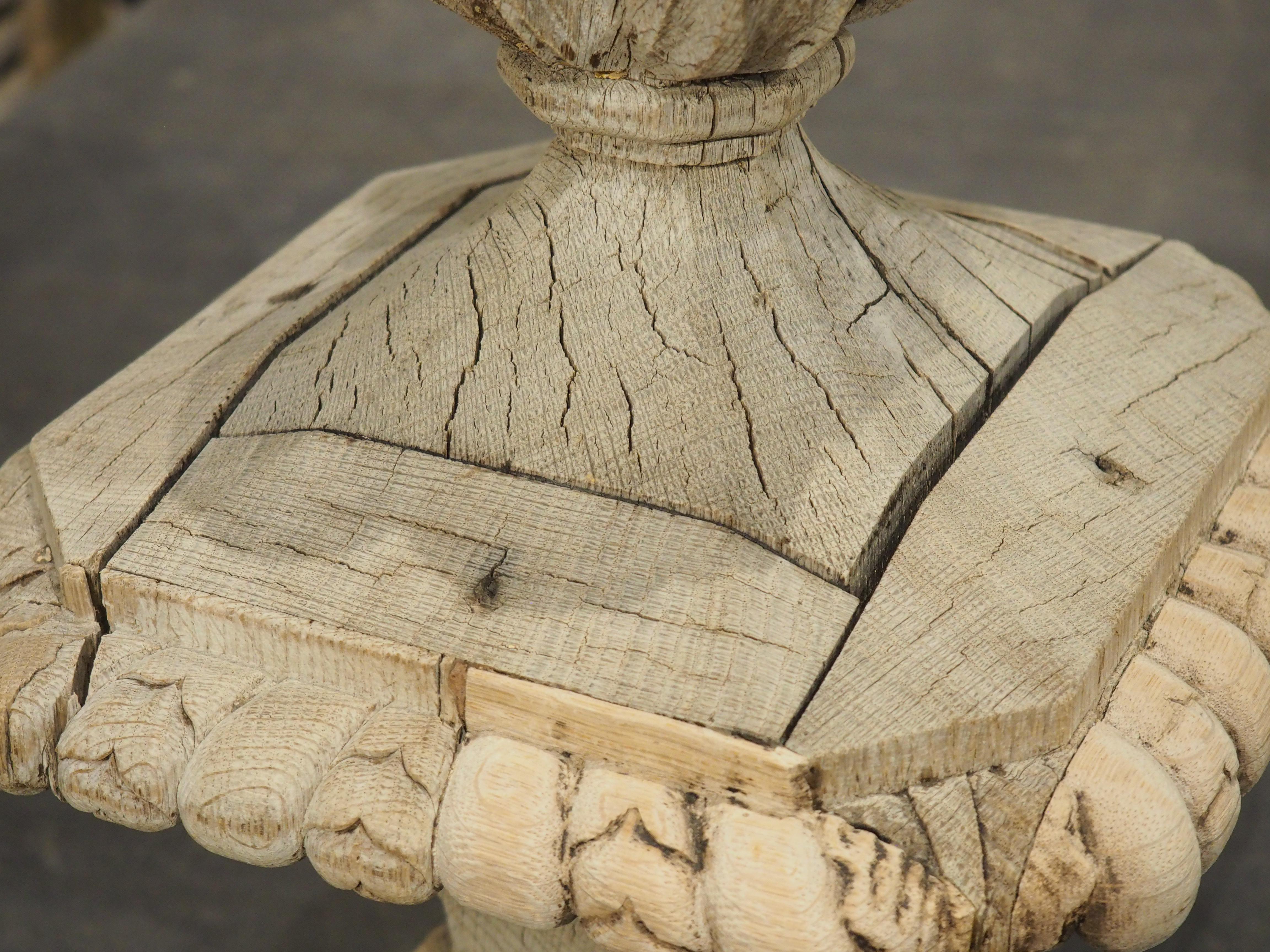 Finiale francese Pot Feu del XVIII secolo in Oak intagliato in vendita 6