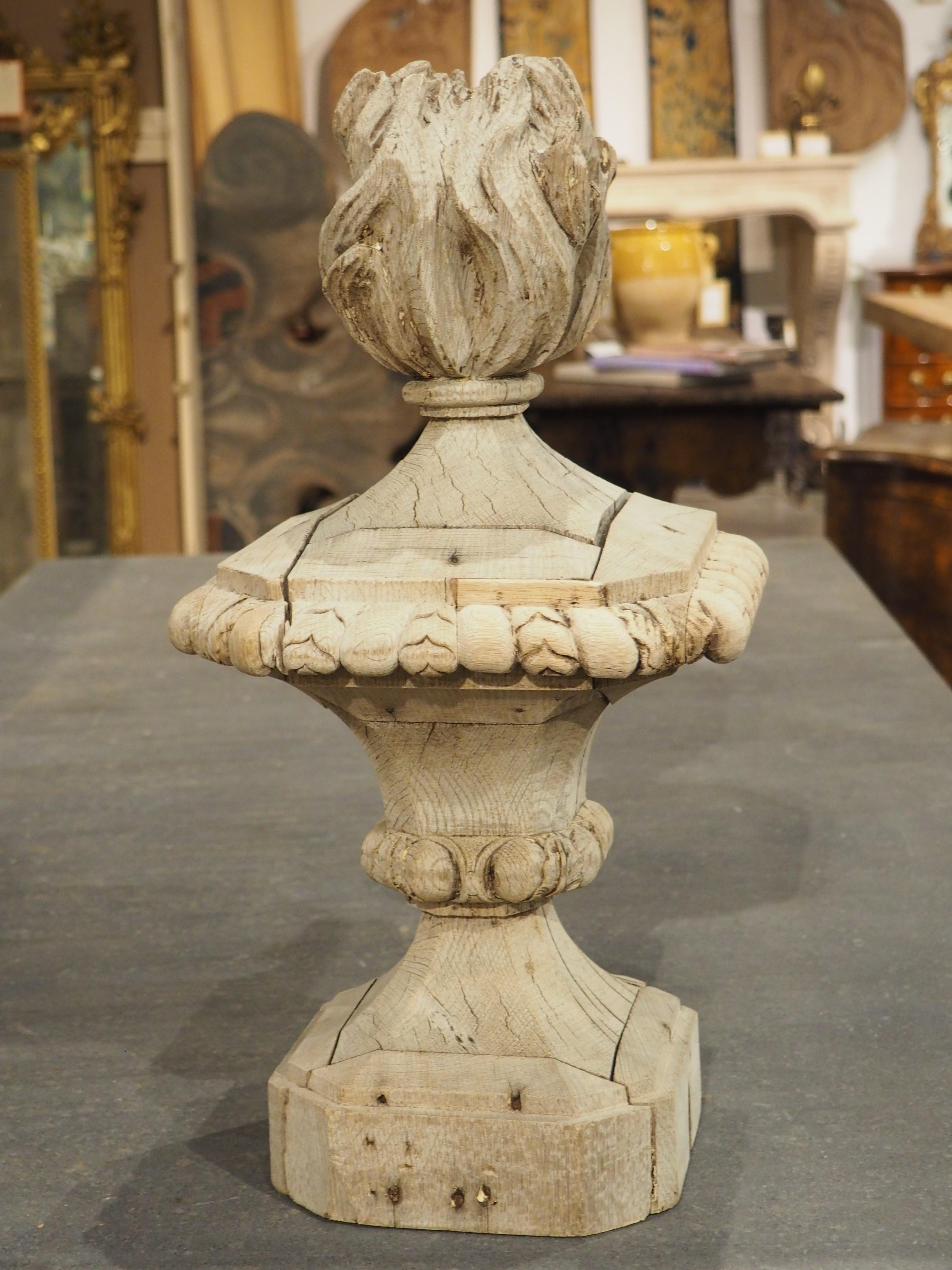 Finiale francese Pot Feu del XVIII secolo in Oak intagliato in vendita 7