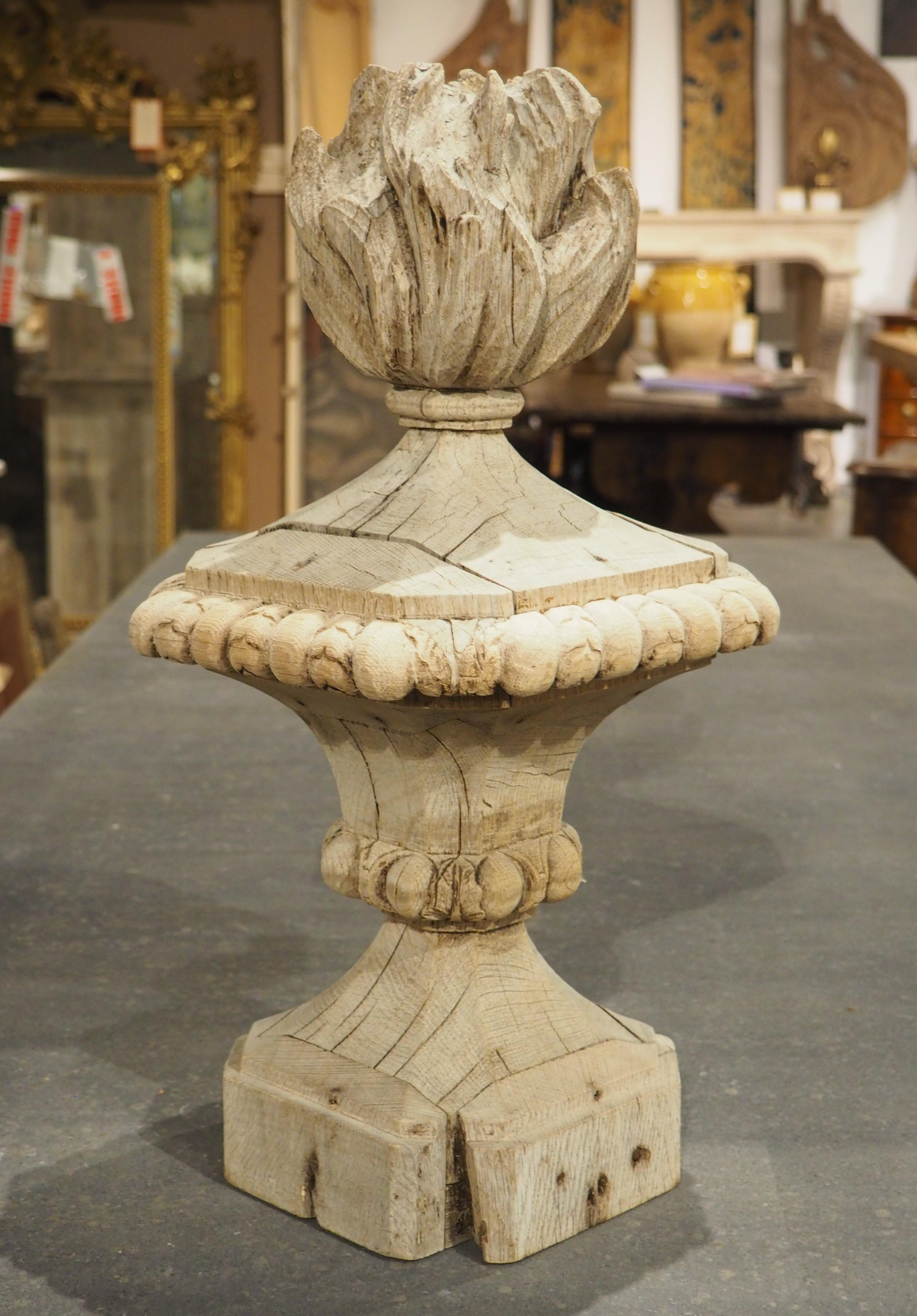 Finiale francese Pot Feu del XVIII secolo in Oak intagliato in vendita 8