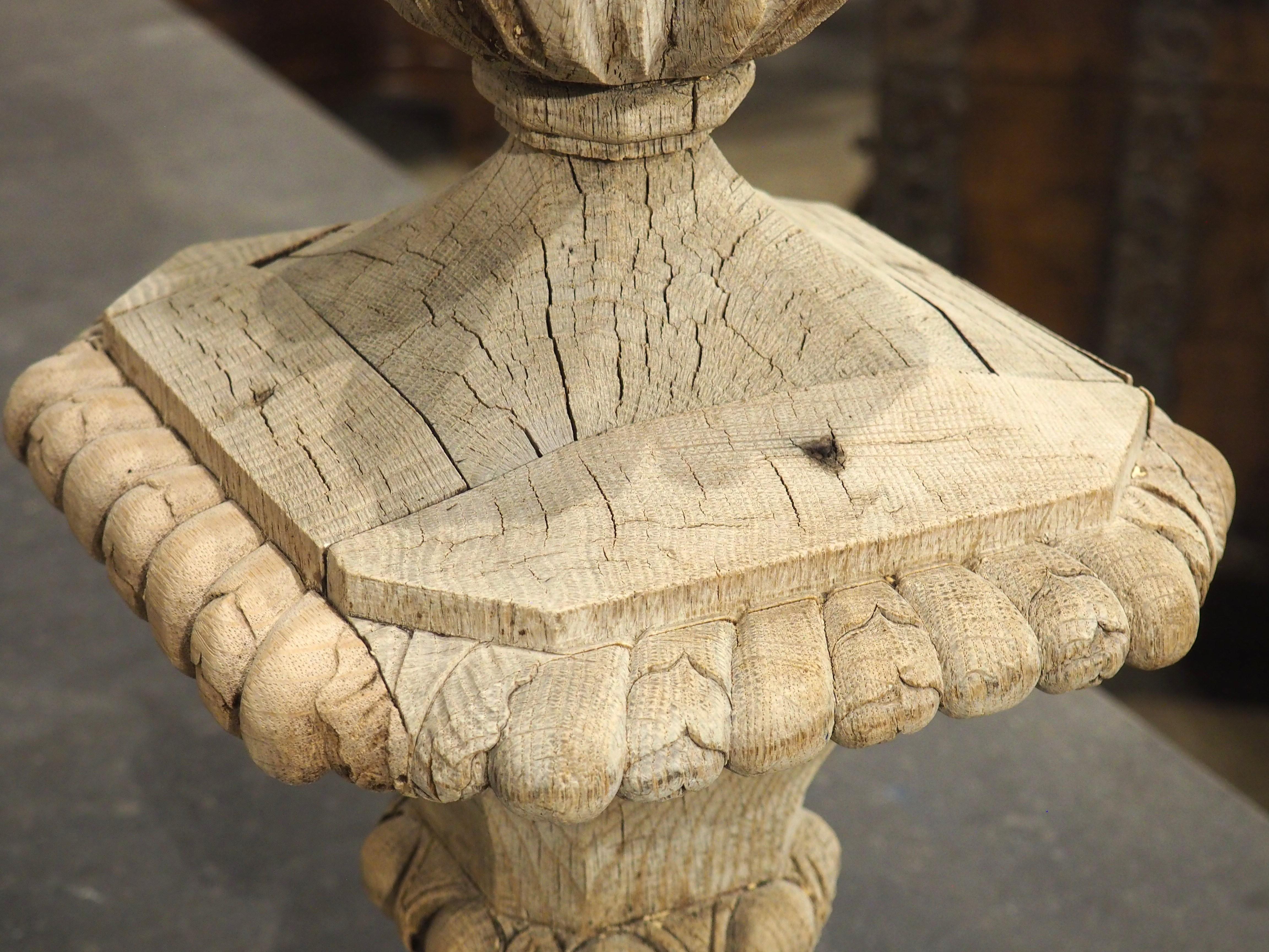 Francese Finiale francese Pot Feu del XVIII secolo in Oak intagliato in vendita