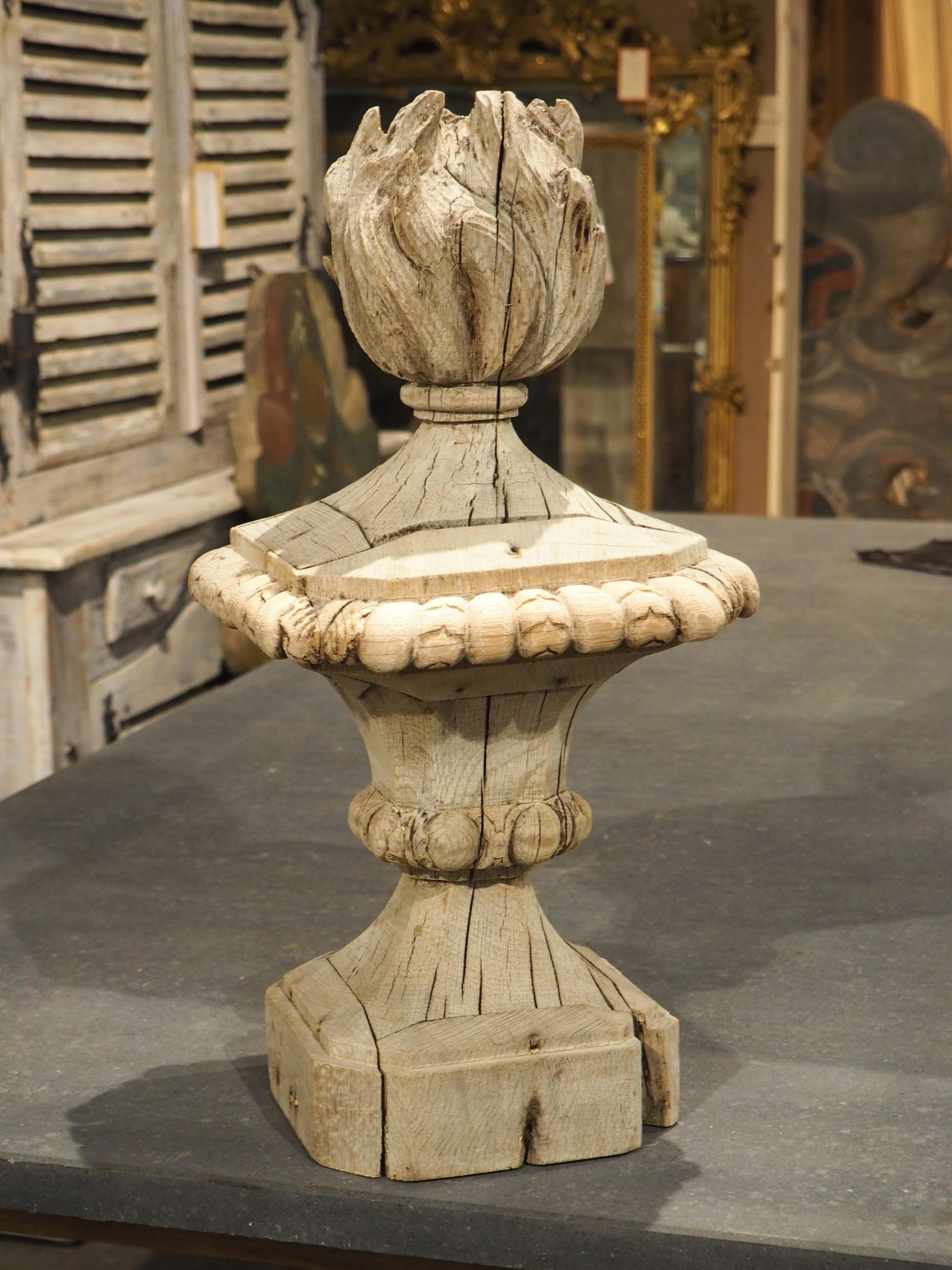 Intagliato a mano Finiale francese Pot Feu del XVIII secolo in Oak intagliato in vendita