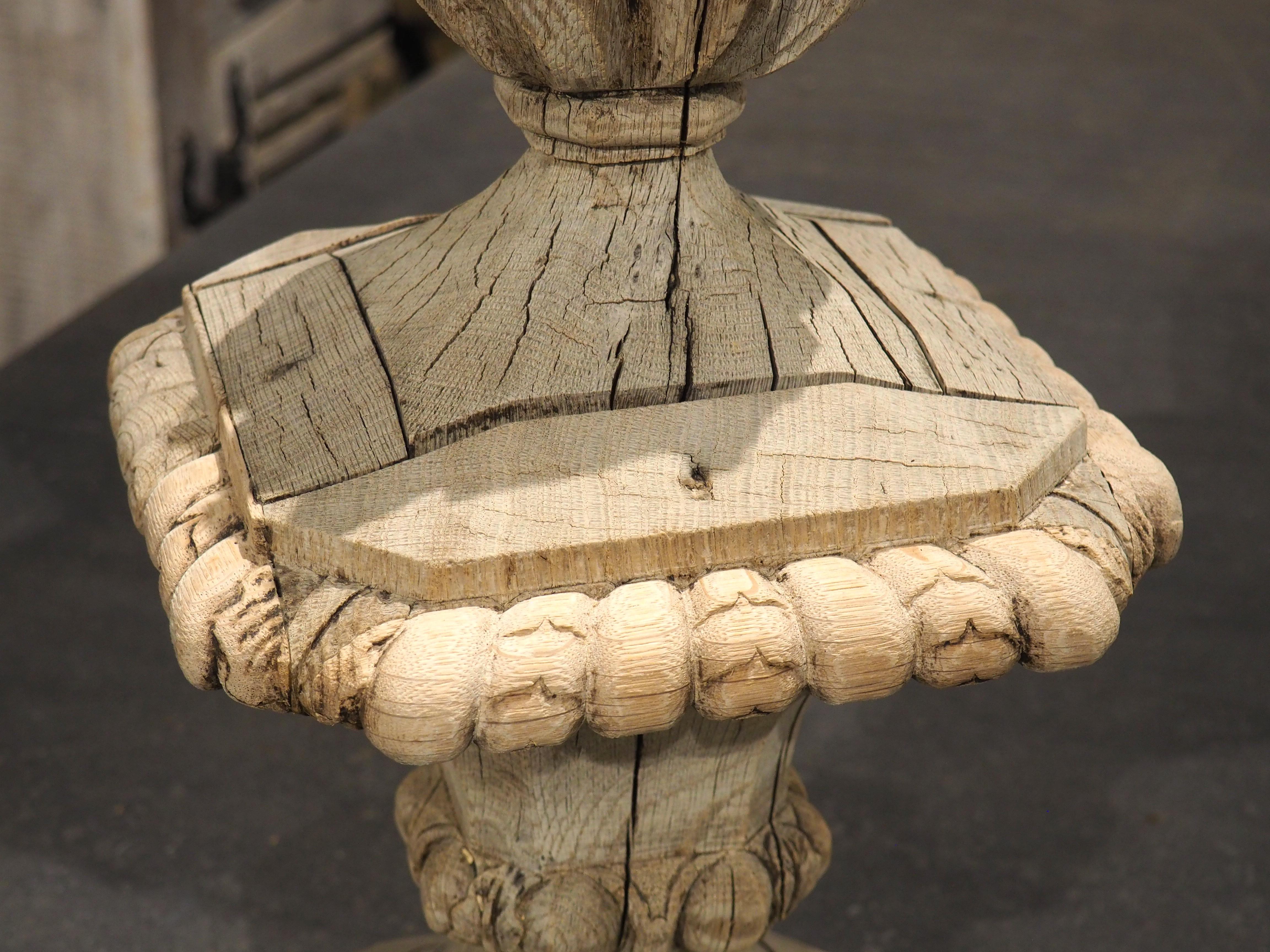 Fino al XVIII secolo Finiale francese Pot Feu del XVIII secolo in Oak intagliato in vendita