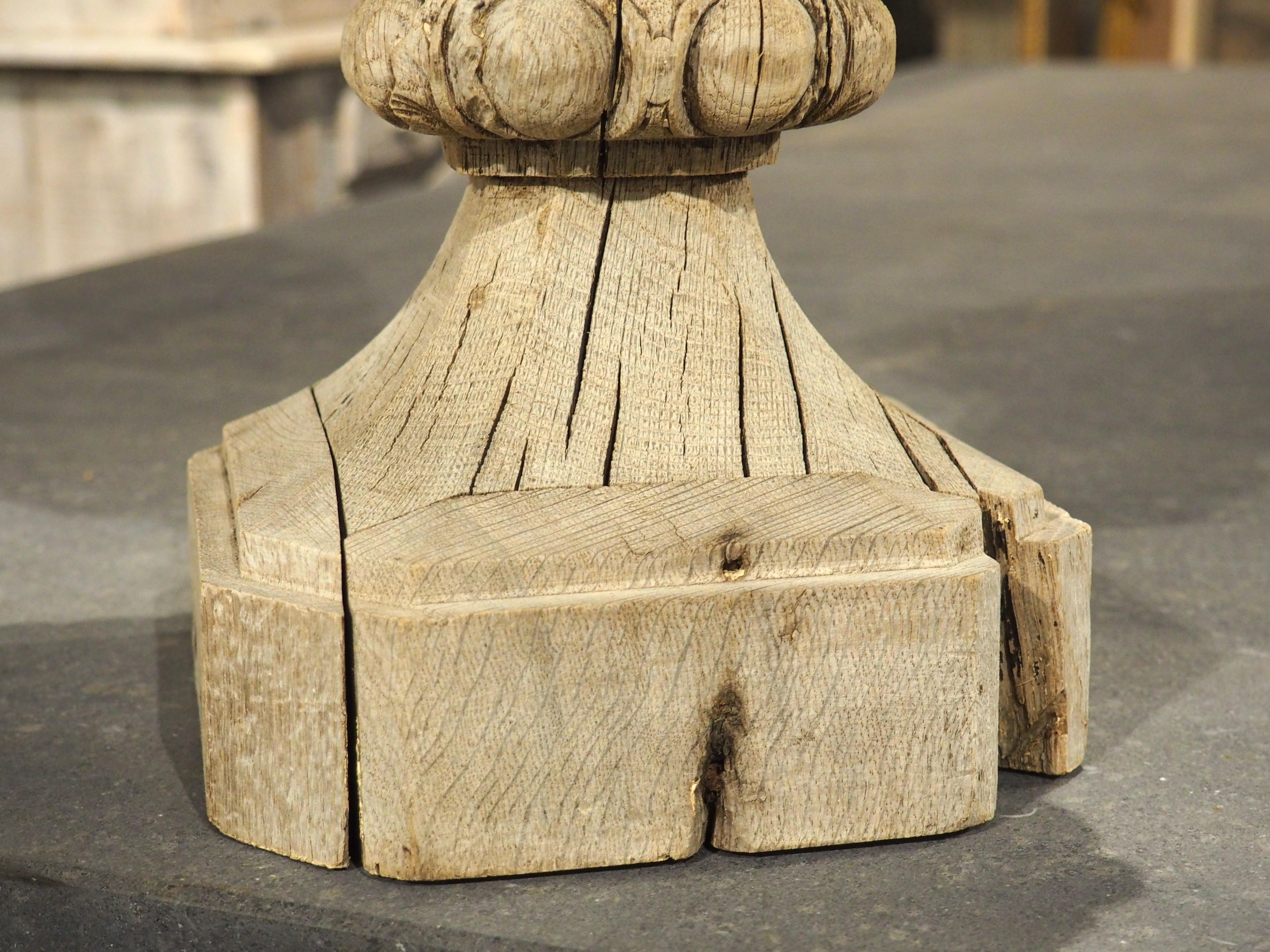 Legno Finiale francese Pot Feu del XVIII secolo in Oak intagliato in vendita