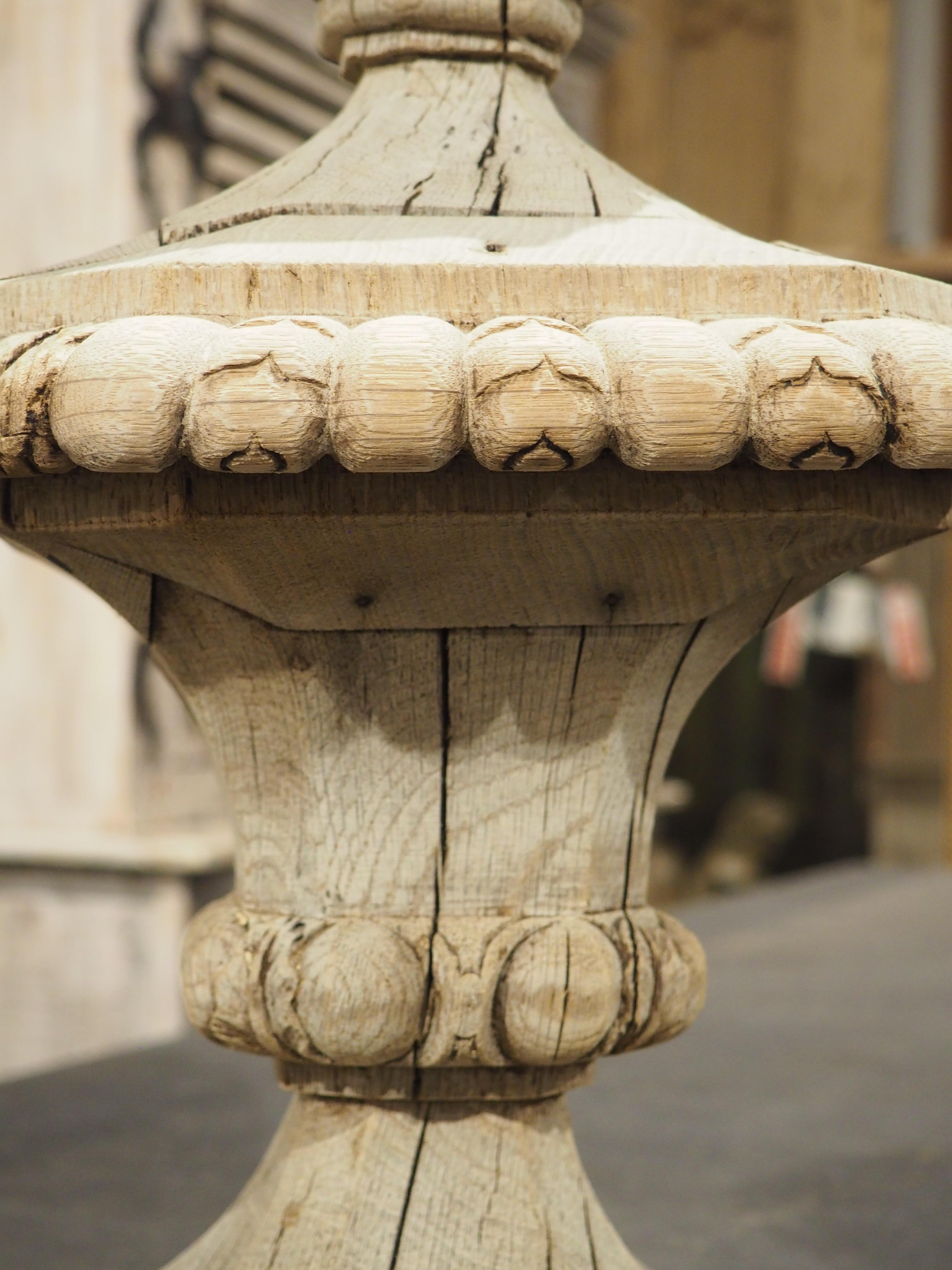 Finiale francese Pot Feu del XVIII secolo in Oak intagliato in vendita 1