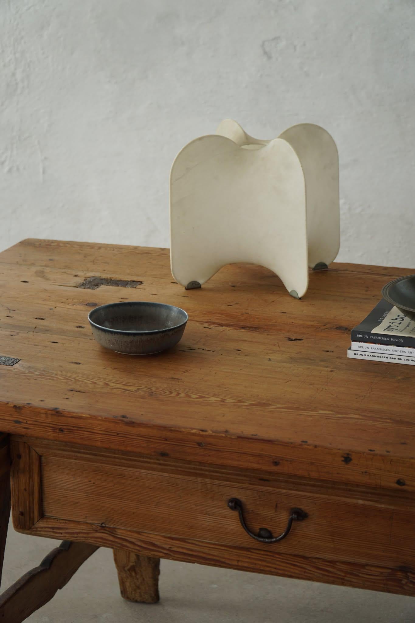 Tavolo da pranzo / scrivania in pino primitivo francese del XVIII secolo con cassetto In condizioni discrete in vendita a Odense, DK