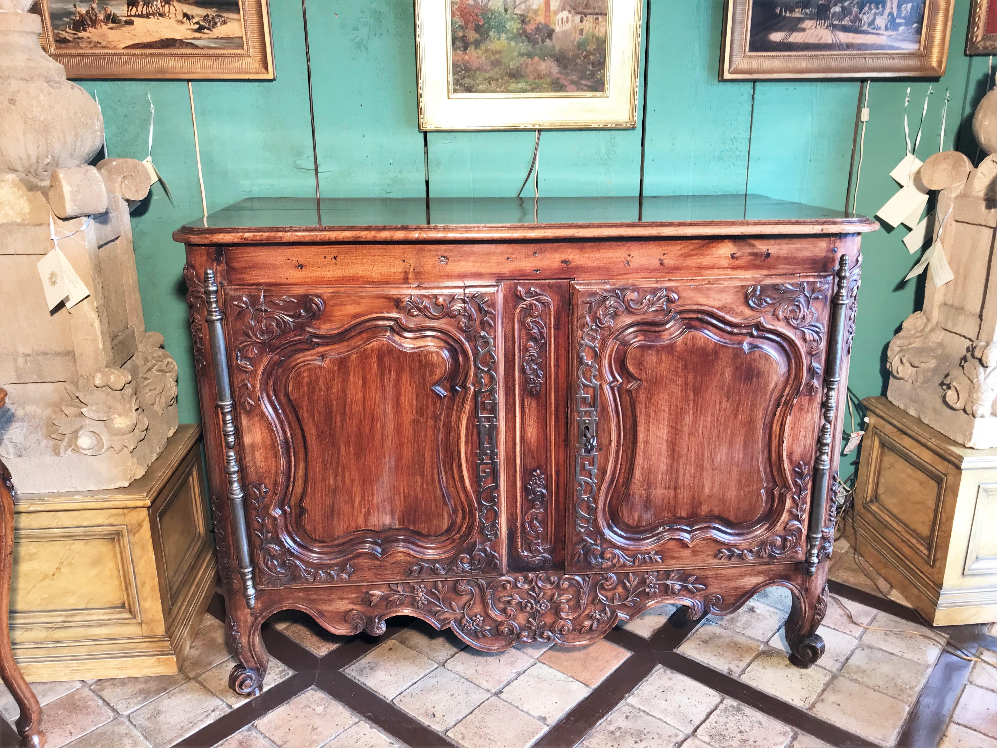 18th C. French Provencal Arlesienne Credence in Walnut Antiques Los Angeles CA . This superb 18th century French Louis XV credence buffet from Arles France is one of the most exceptional buffets. With a stamp H. H
The balance of lines has been