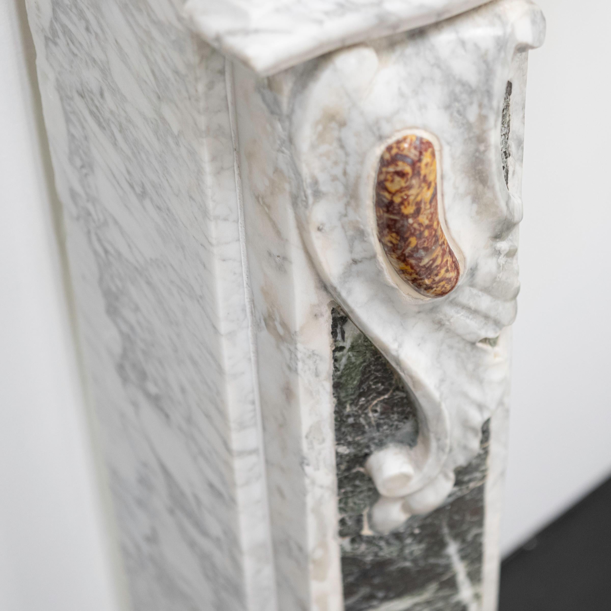 Cheminée provençale du XVIIIe siècle en marbre de Carrare avec brocatelle et marbre Verde foncé à la frise et aux jambages. Motif sculpté au centre de la frise.

Elegant arc sculpté au sommet de l'ouverture, les montants sont flanqués d'un rinceau