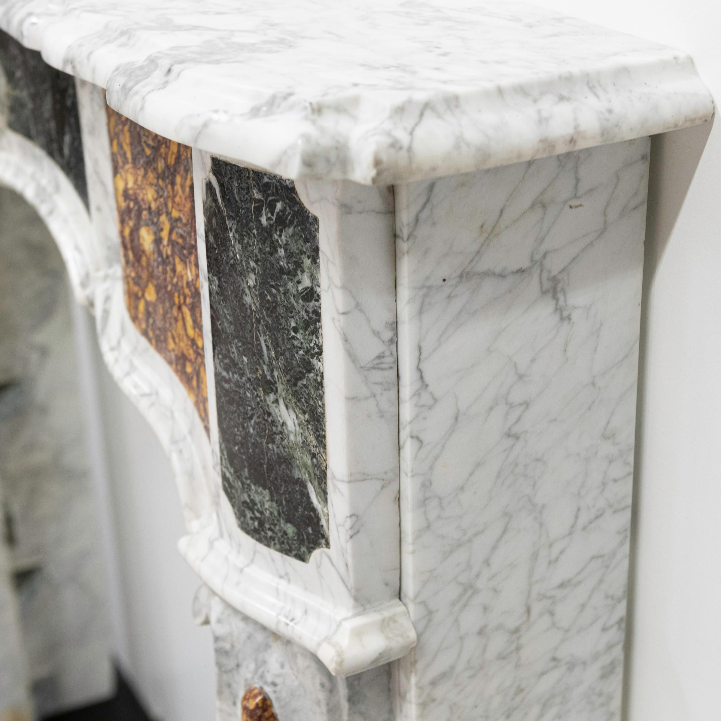 Sculpté à la main Cheminée provençale du XVIIIe siècle en brocatelle de Carrare et marbre vert en vente