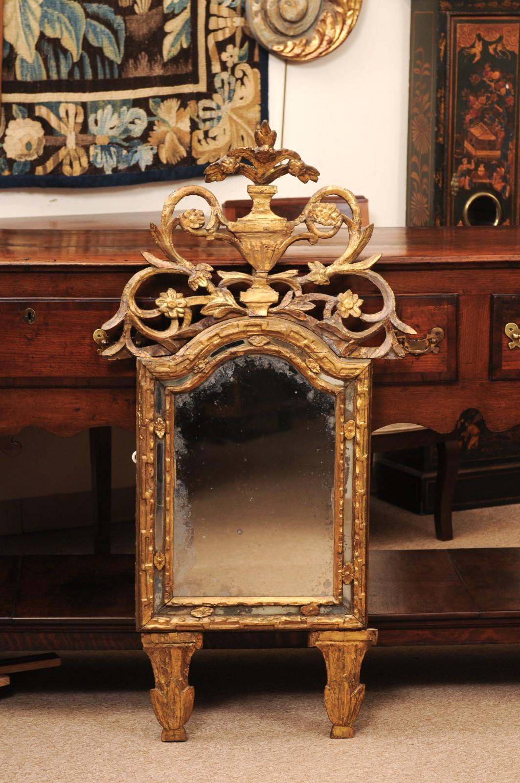 Specchio in legno dorato provenzale francese del XVIII secolo, 1780 ca.

19,5″L X 21″L (più largo) X 51″H.
