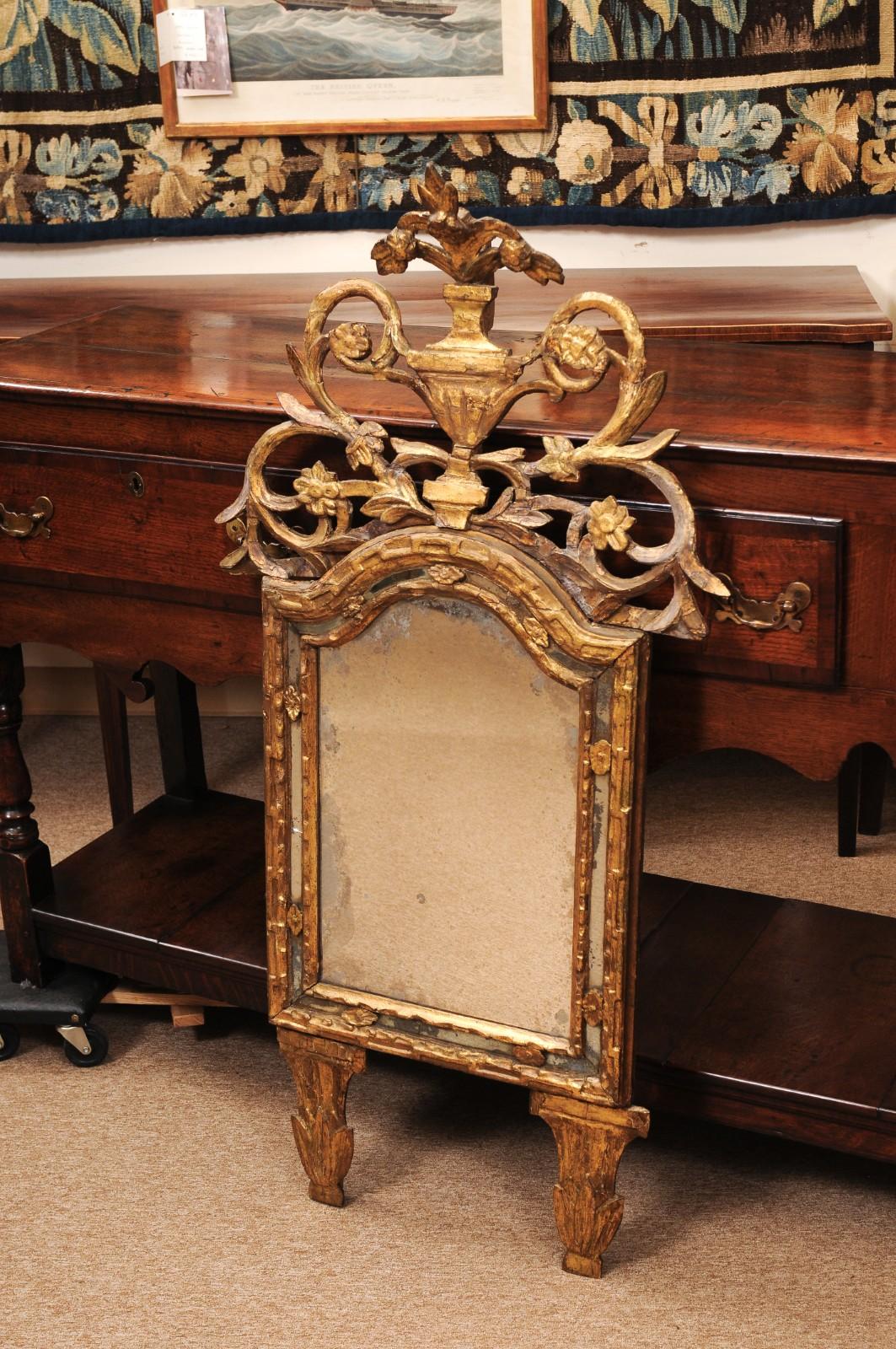 Specchio in legno dorato provenzale francese del XVIII secolo, 1780 ca. In condizioni discrete in vendita a Atlanta, GA