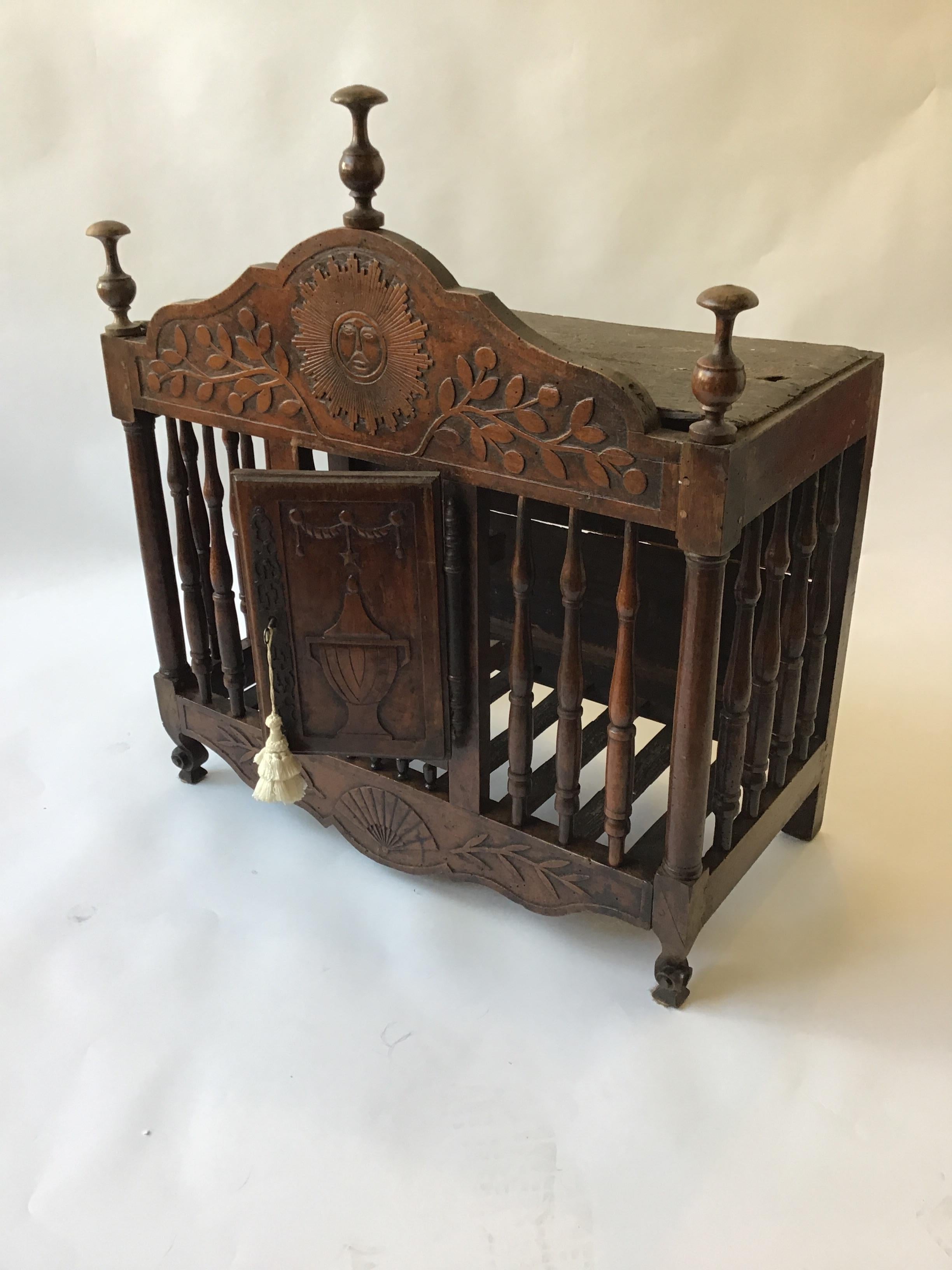 18th Century French Provençal Louis XV Walnut Panetiere In Good Condition For Sale In Tarrytown, NY
