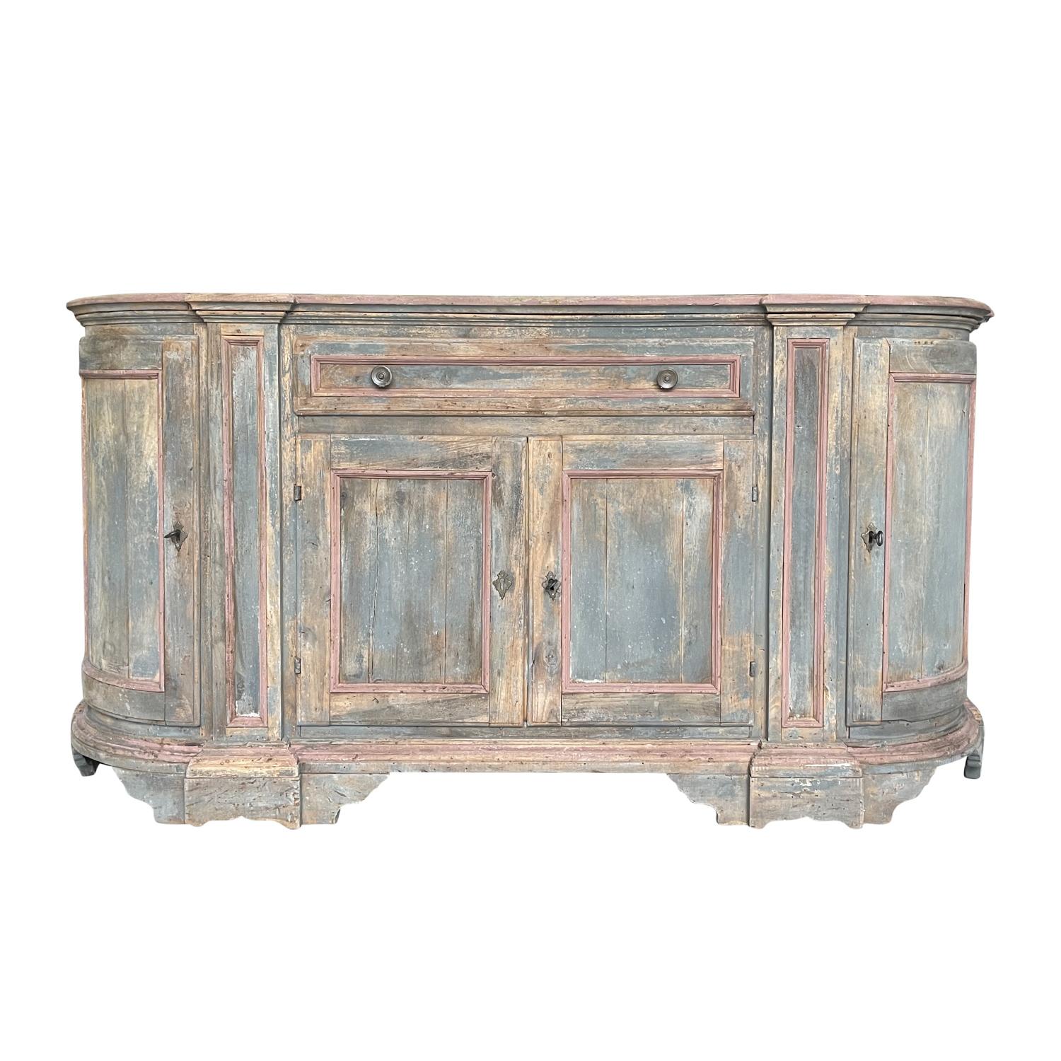Aparador provenzal francés antiguo de madera de pino pintada a mano, en buen estado, de color azul claro y pátina gris. El aparador demi-lune tiene la parte superior redondeada y grabada, compuesta por dos puertas centrales y dos laterales; la parte