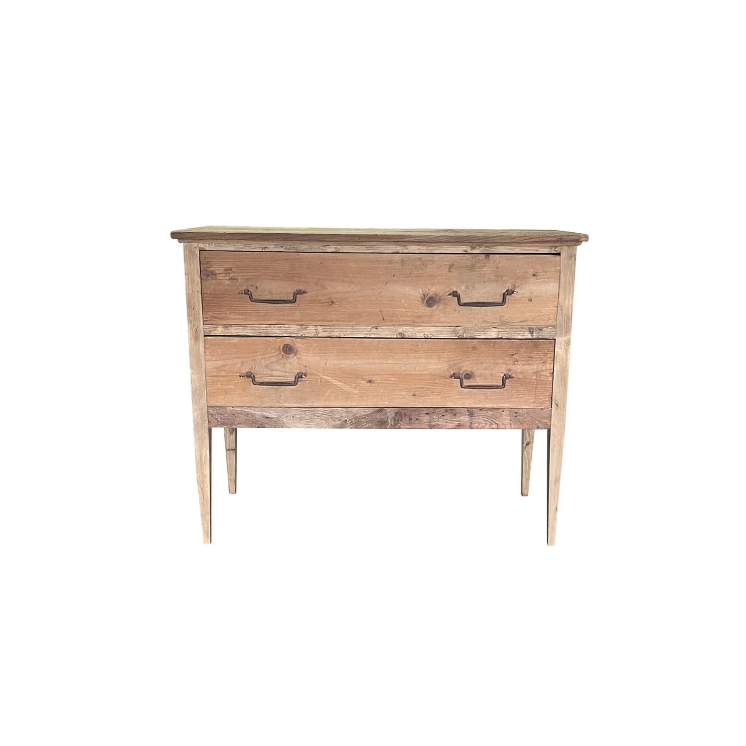 Commode provençale française du XVIIIe siècle, en bois de pin travaillé à la main, en bon état. Le meuble, armoire est composé de deux grands tiroirs, constitué de sa quincaillerie métallique d'origine et de ses poignées, tirettes. Le coffre repose