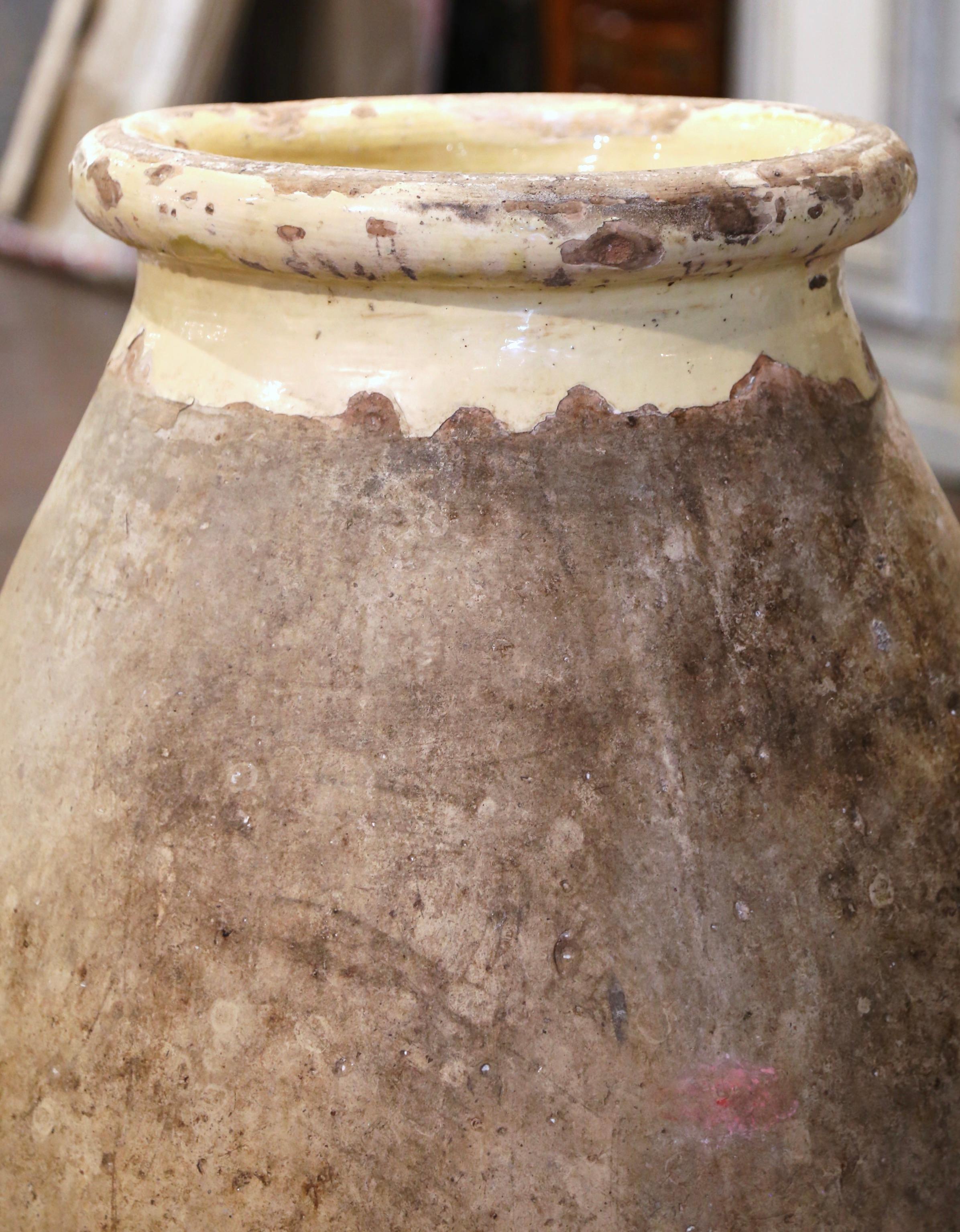 Français Pot à huile d'olivier provençal français du 18ème siècle en terre cuite de Biot 