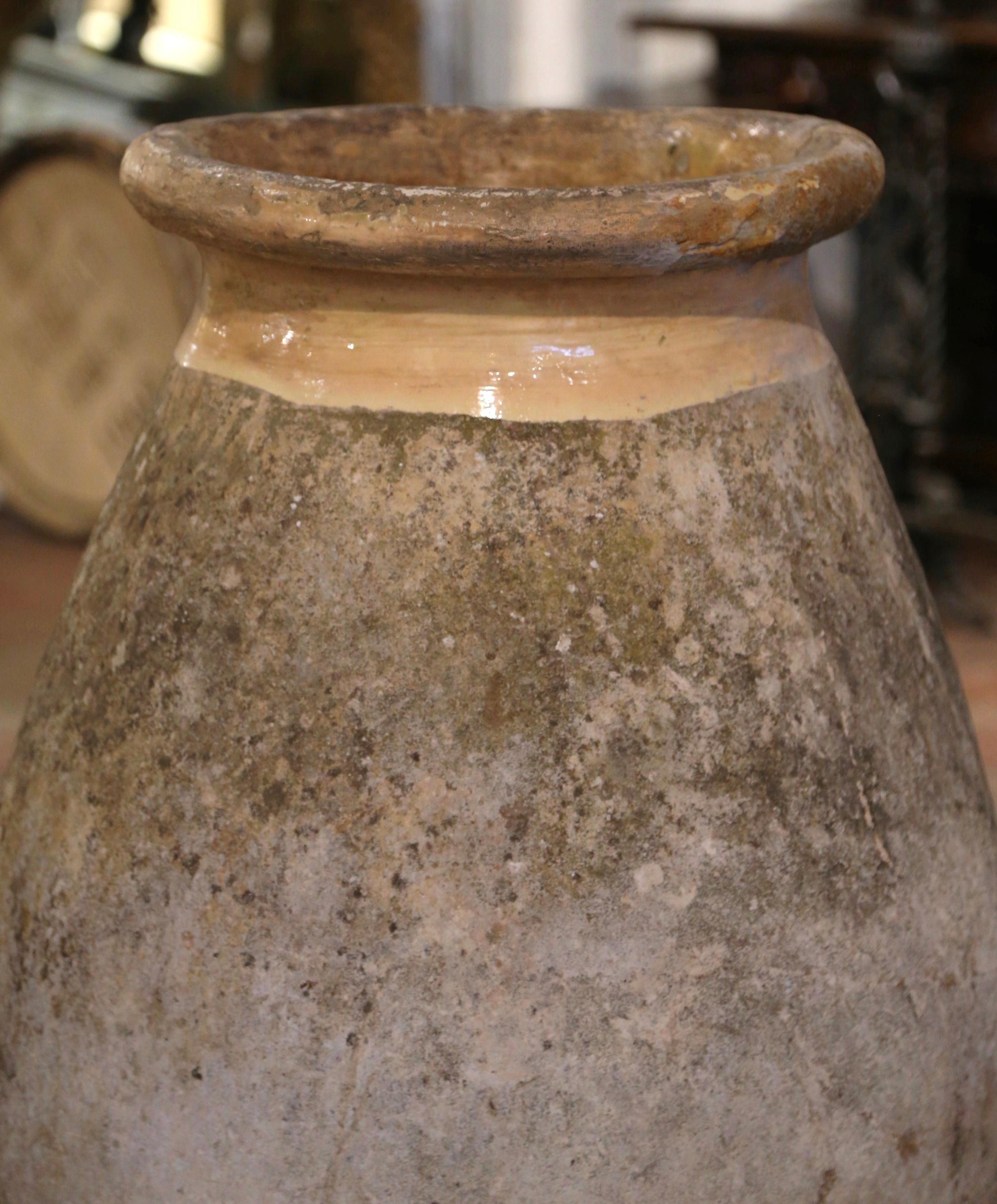 Sculpté à la main Pot à huile d'olivier provençal français du 18ème siècle en terre cuite de Biot  en vente