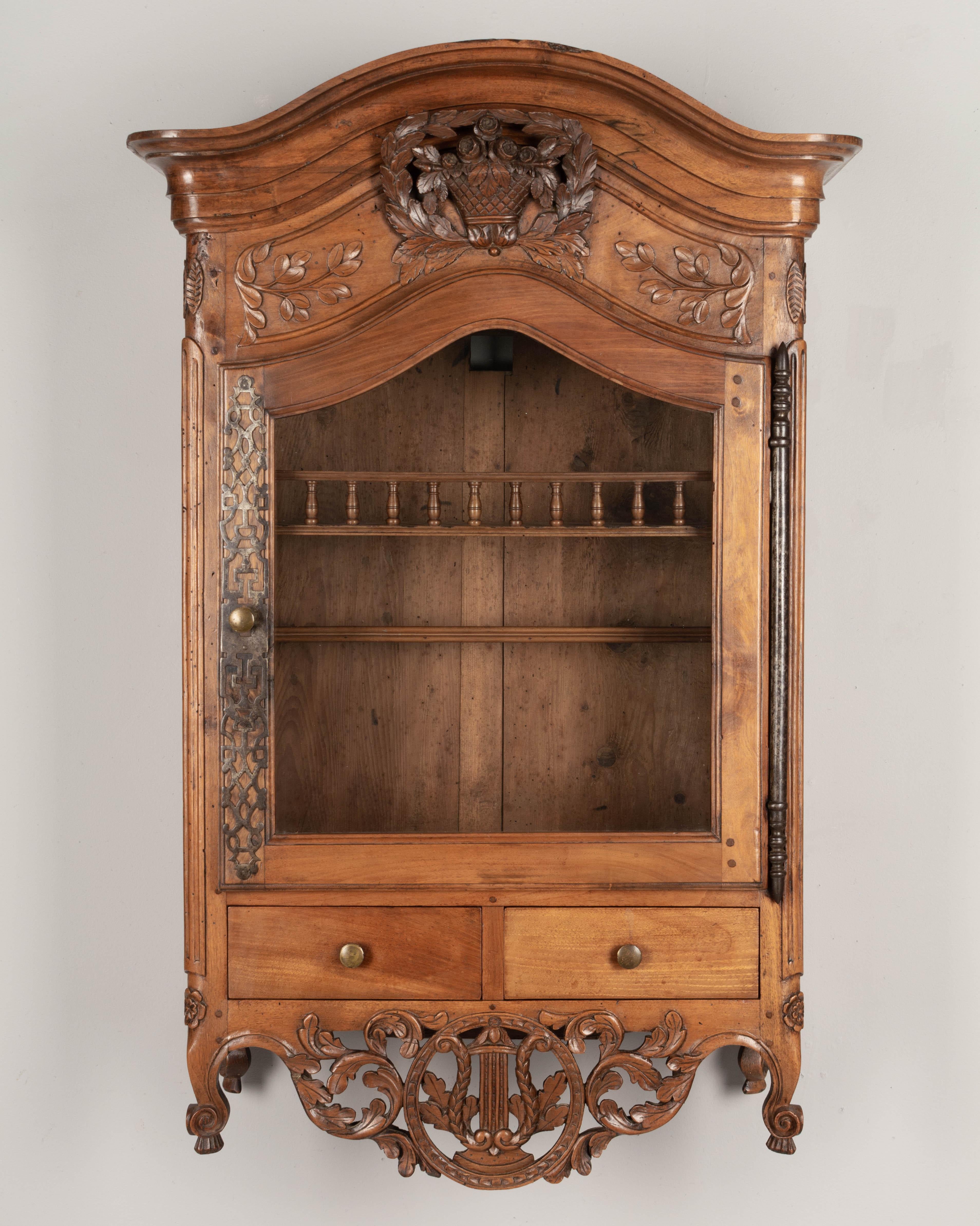 18th Century French Provencal Verrio or Wall Cabinet In Good Condition For Sale In Winter Park, FL