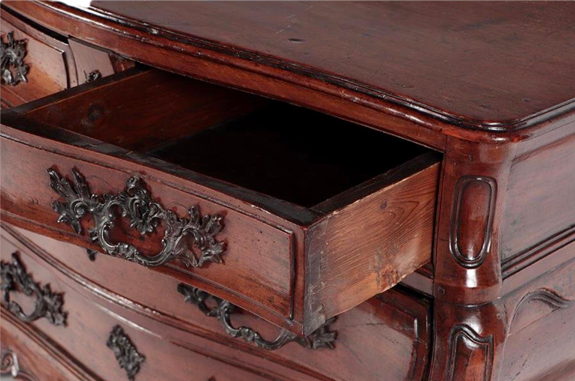 18th Century French Provincial Bombay Walnut Commode In Good Condition For Sale In Bradenton, FL