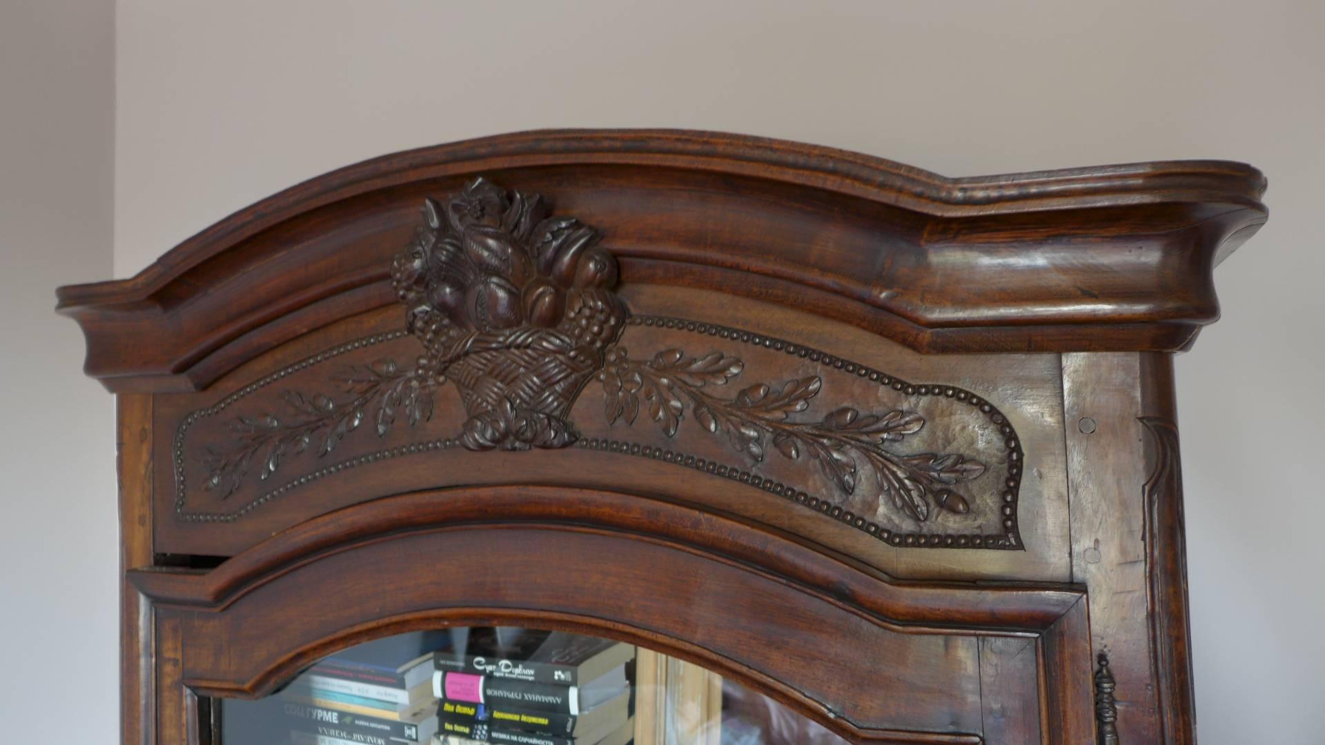 18th Century French Provincial Buffet with Arched Crown In Excellent Condition For Sale In Sofia, BG