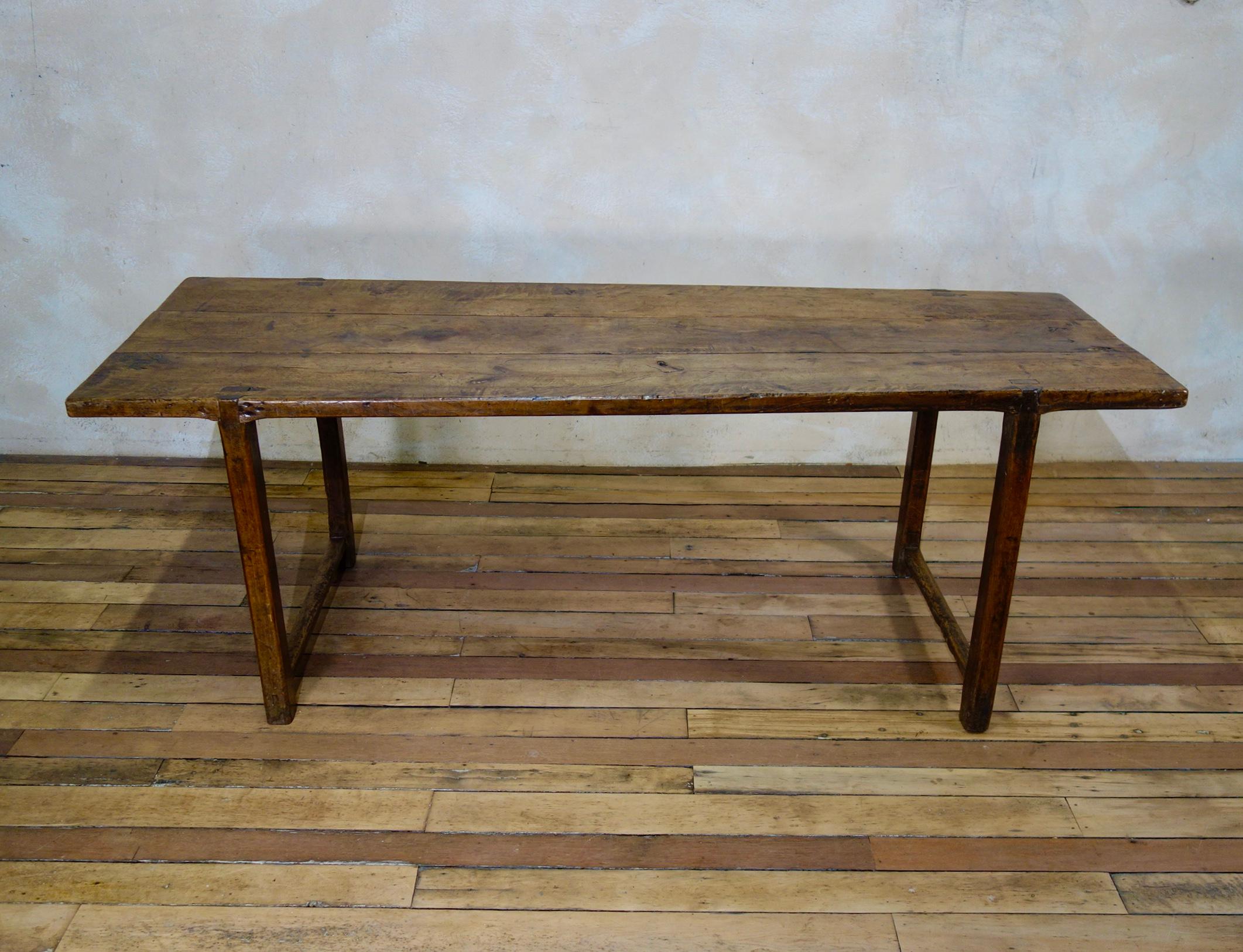 Ein französischer primitiver Kirschenholztisch aus dem 18. Jahrhundert - Vernacular 3