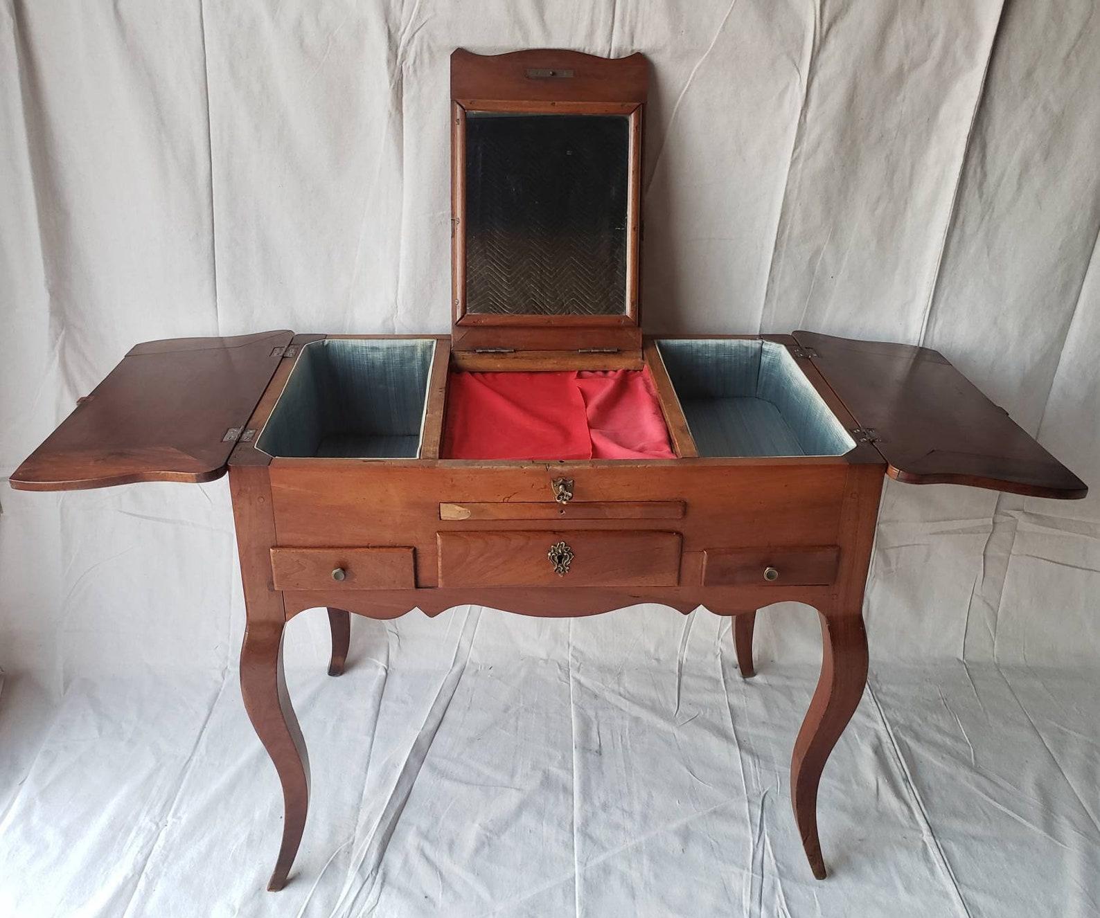 A rare Provincial Louis XV period fruitwood coiffeuse poudreuse Table de toilette (lady's dressing table) with beautiful patina. Handcrafted in France during the third quarter of the 18th century, having a shaped top with two side leaves on hinges