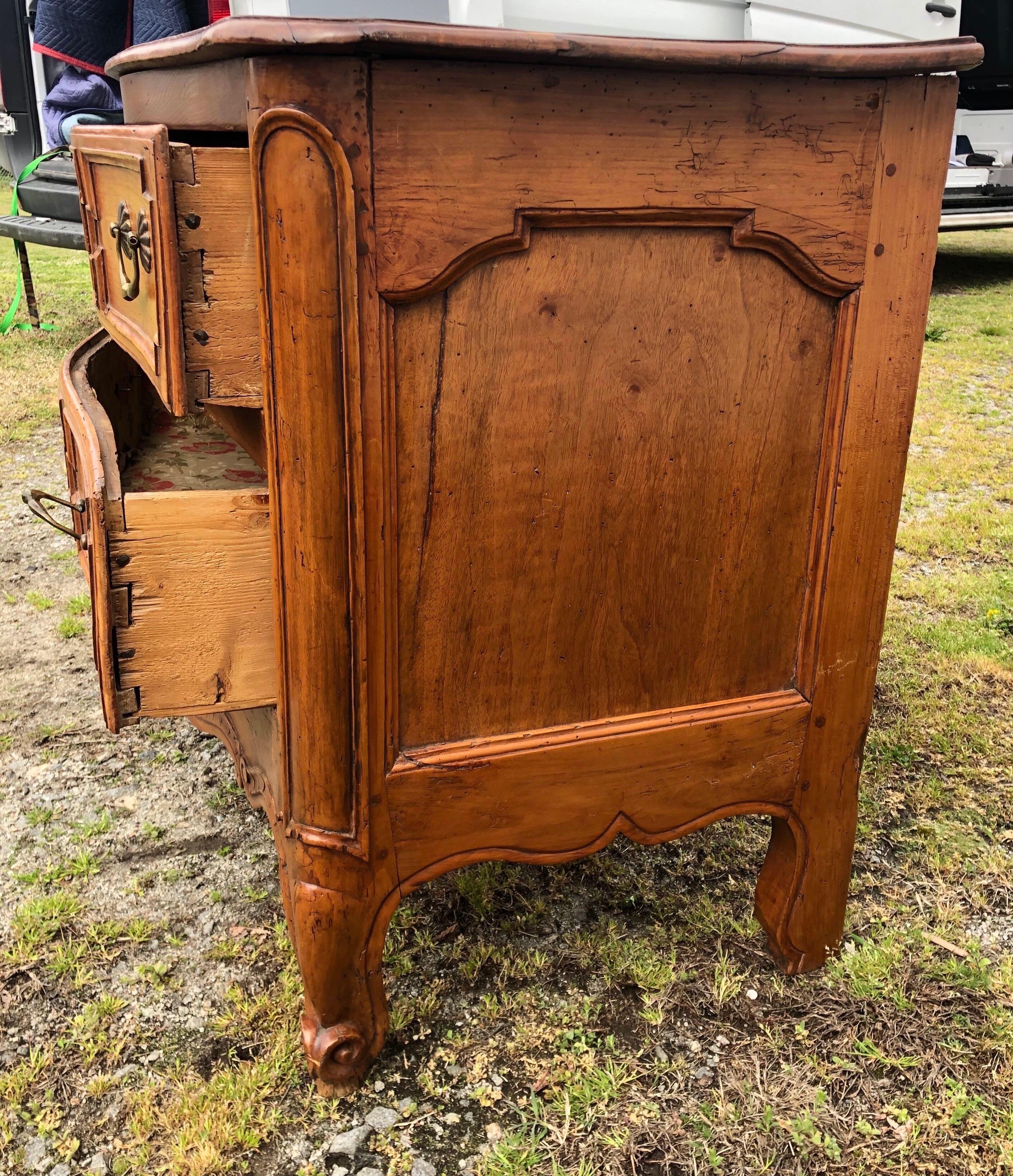Commode provinciale française du XVIIIe siècle à 2 tiroirs en bois fruitier Bon état - En vente à Charleston, SC