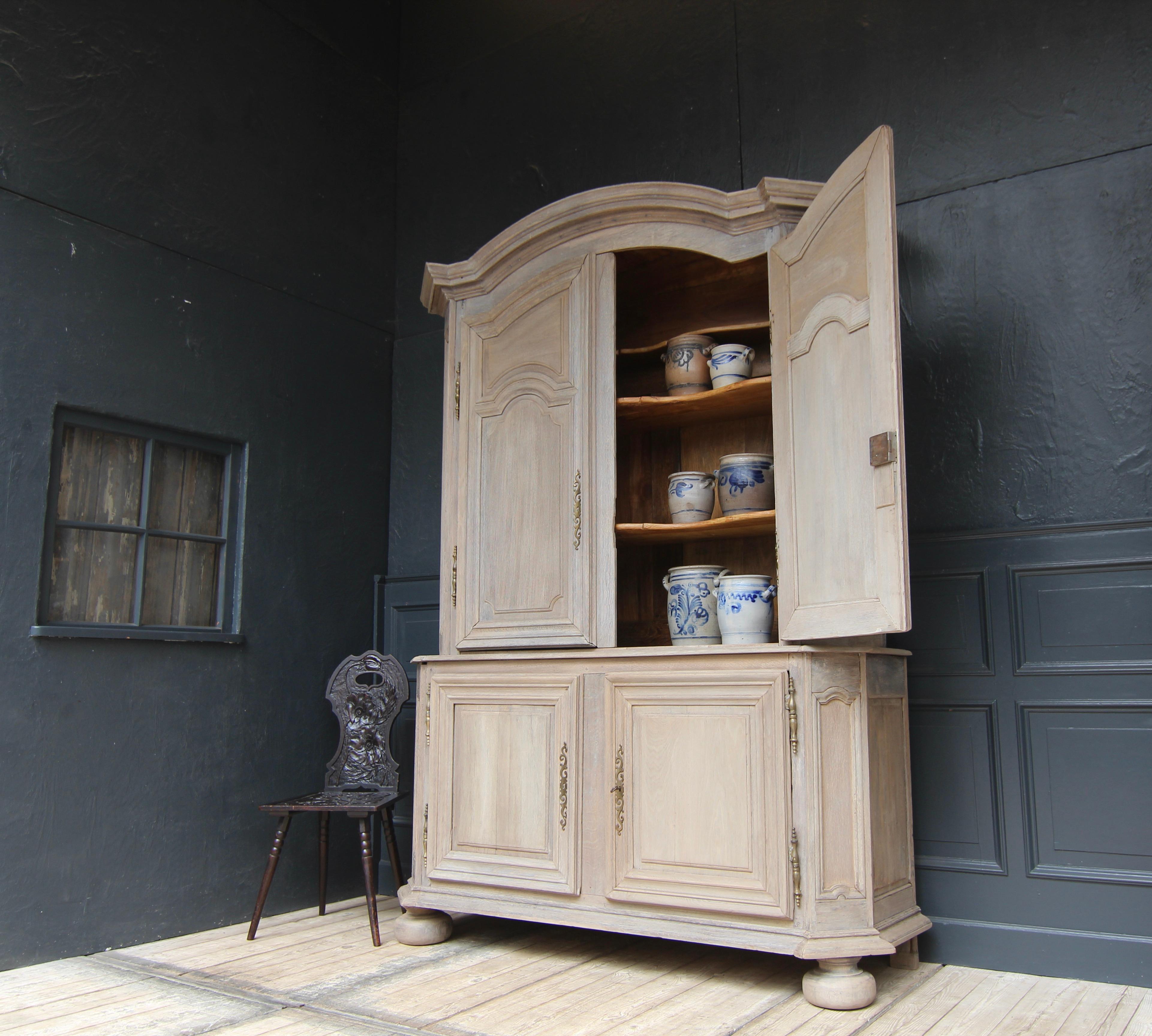18th Century French Provincial Louis XIV Buffet à deux corps Cabinet In Good Condition In Dusseldorf, DE