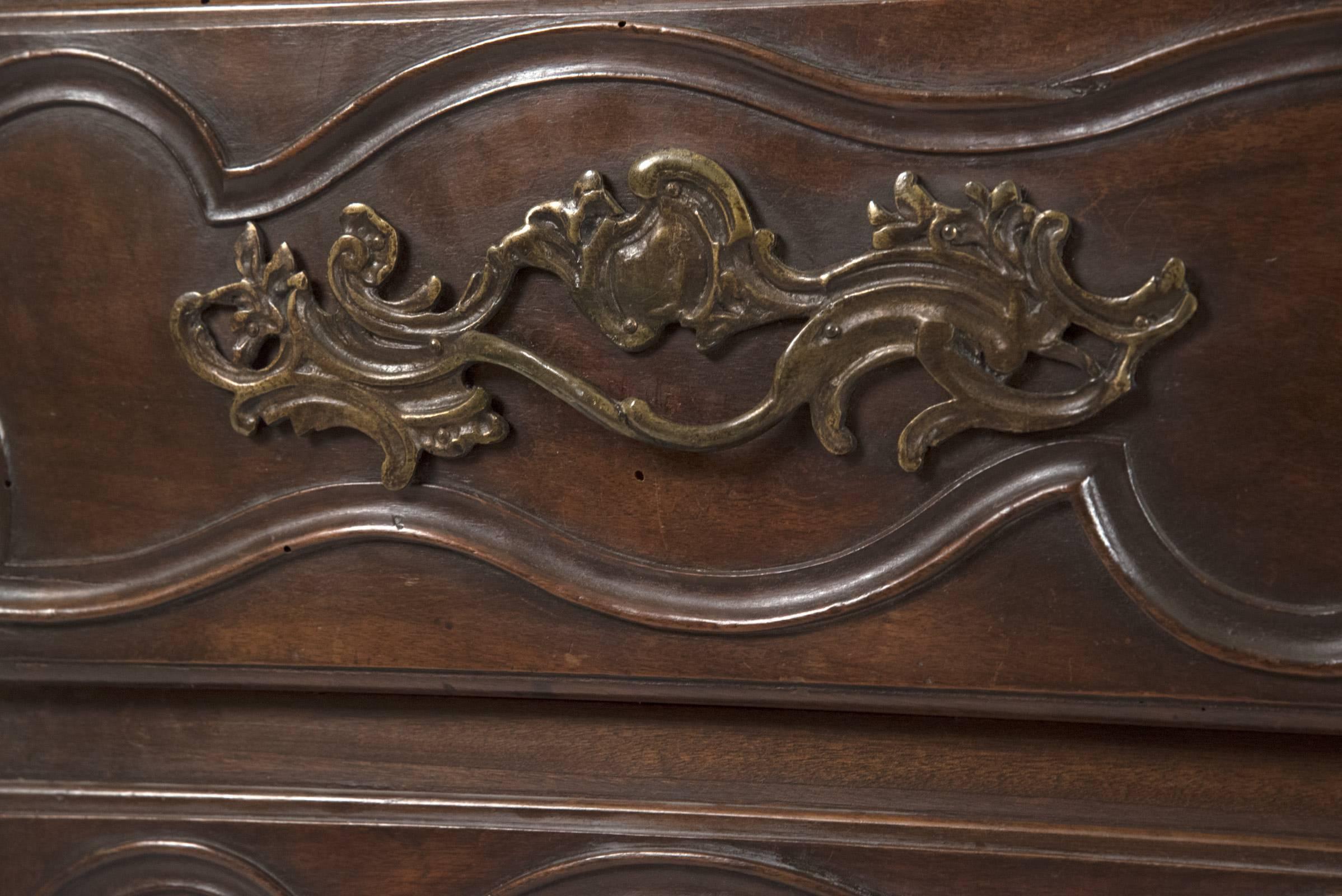 18th Century French Provincial Louis XV Carved Walnut Bombe Commode In Good Condition For Sale In Salt Lake City, UT