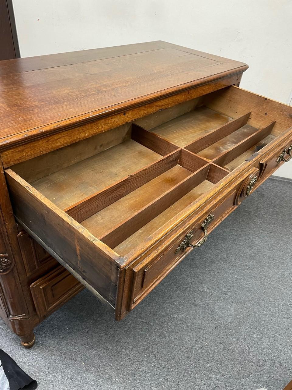 18th Century French Provincial Oak Commode For Sale 7