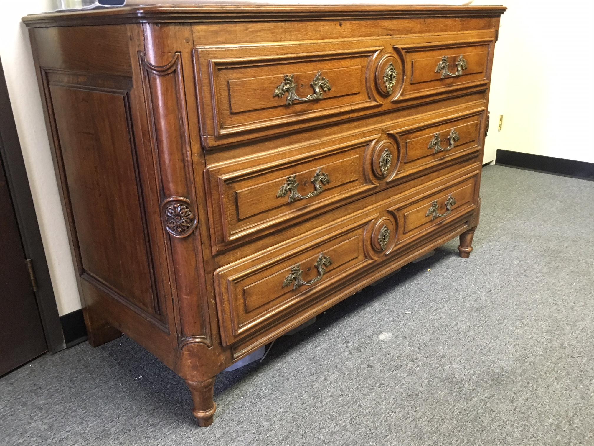 18th Century French Provincial Oak Commode In Distressed Condition For Sale In Cypress, CA