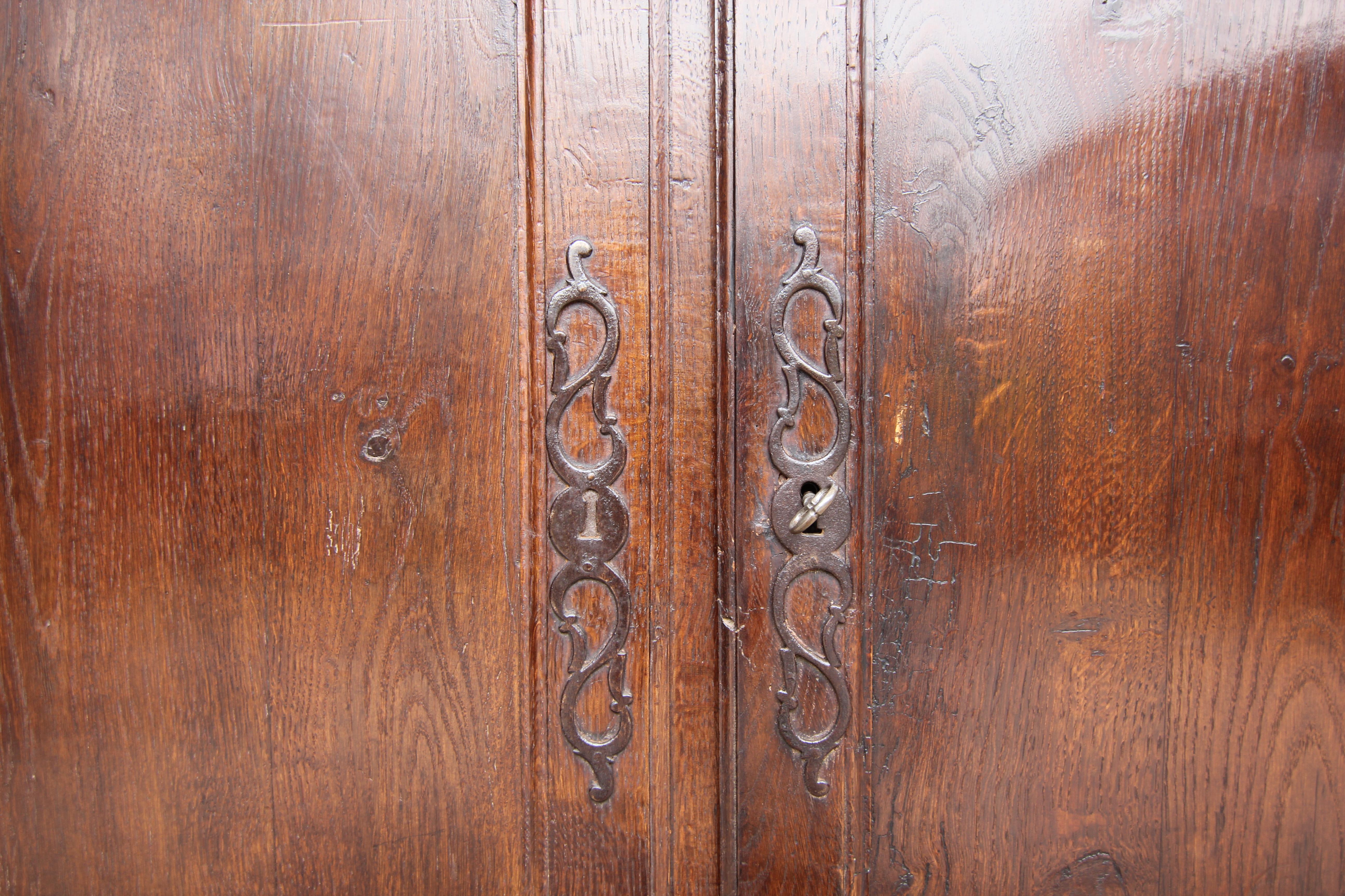 Armoire ou meuble de rangement provincial français en chêne du 18ème siècle en vente 4