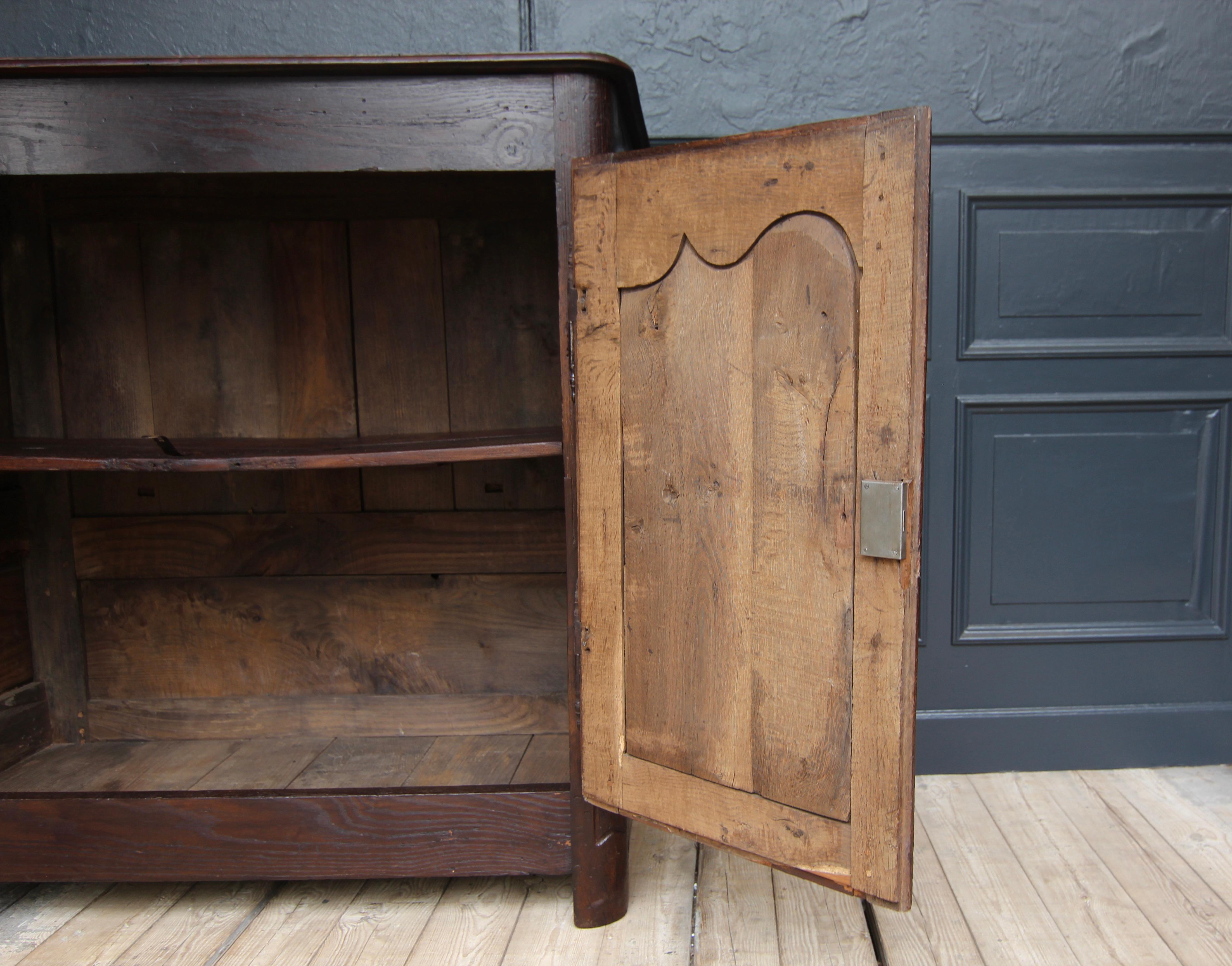 Armoire ou meuble de rangement provincial français en chêne du 18ème siècle en vente 9