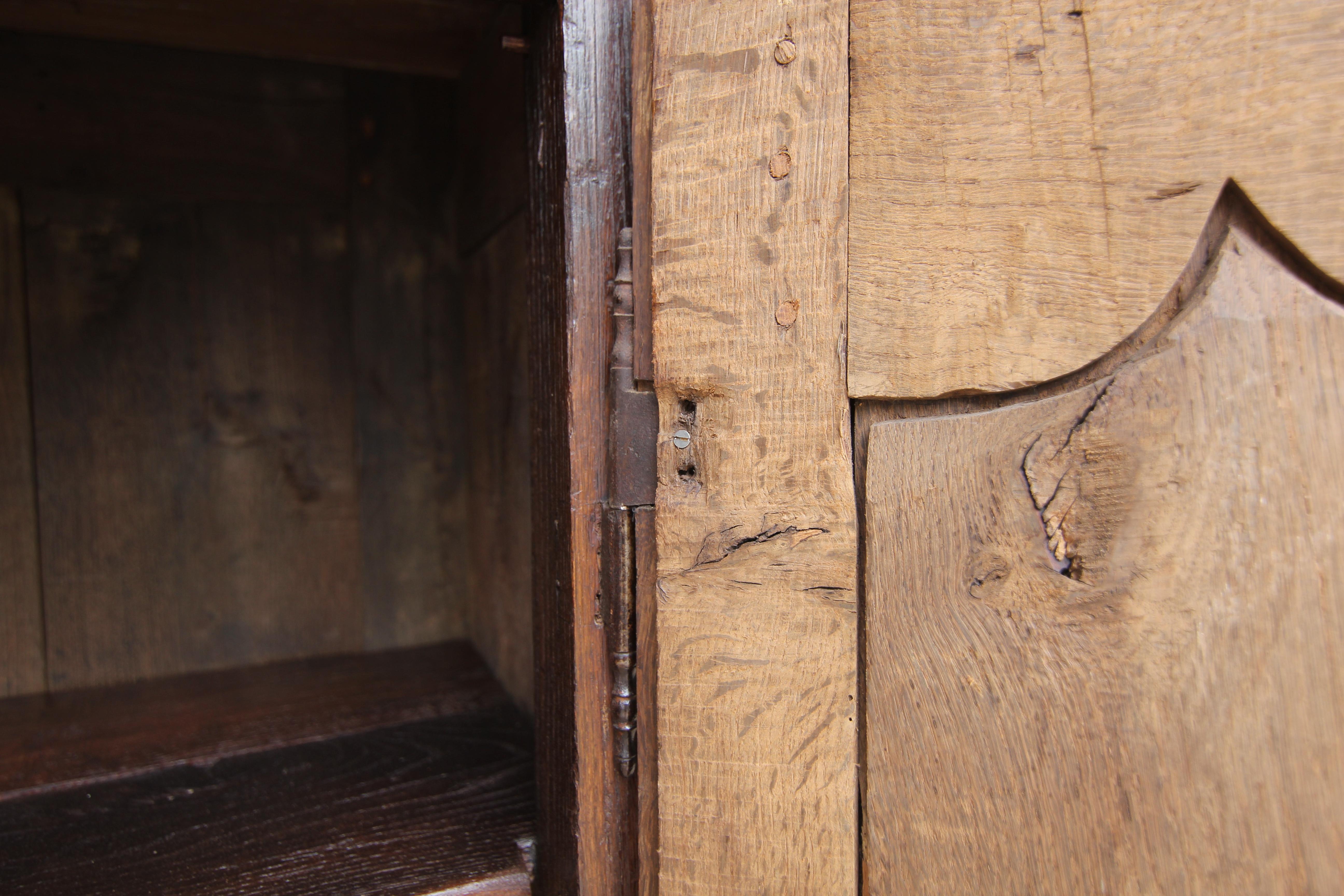 Armoire ou meuble de rangement provincial français en chêne du 18ème siècle en vente 10
