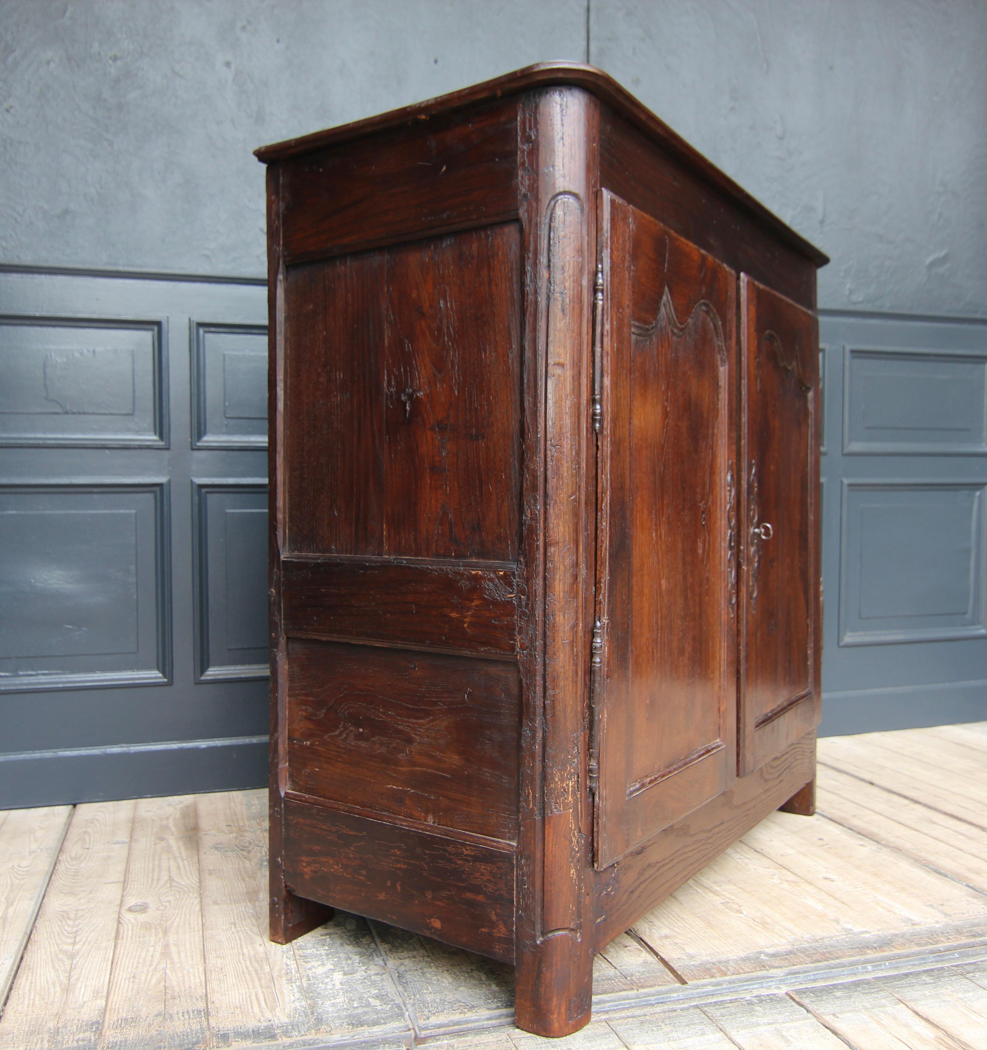Armoire ou meuble de rangement provincial français en chêne du 18ème siècle en vente 12