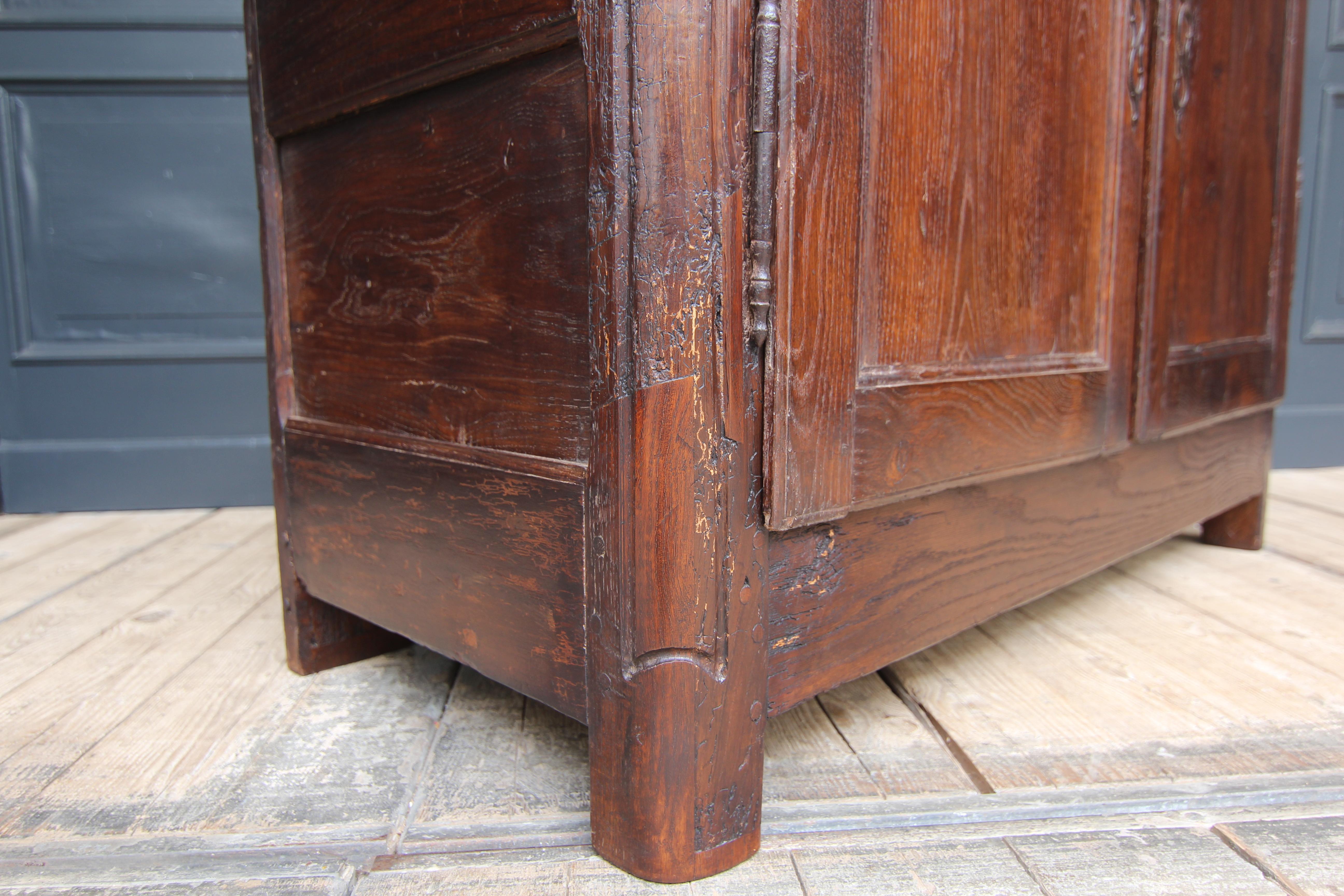 Armoire ou meuble de rangement provincial français en chêne du 18ème siècle en vente 13