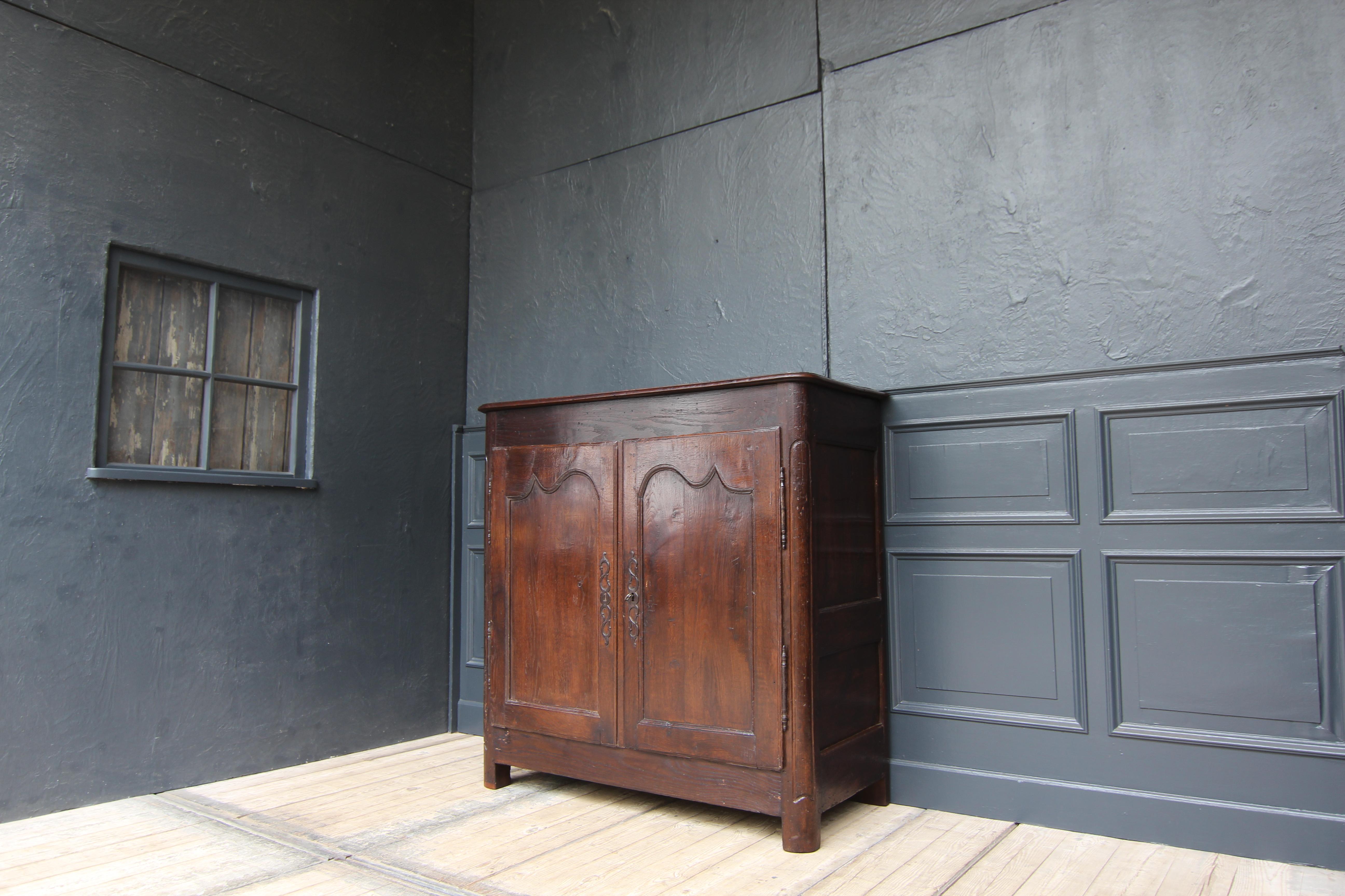 18th Century French Provincial Oak Cupboard or Cabinet In Good Condition For Sale In Dusseldorf, DE