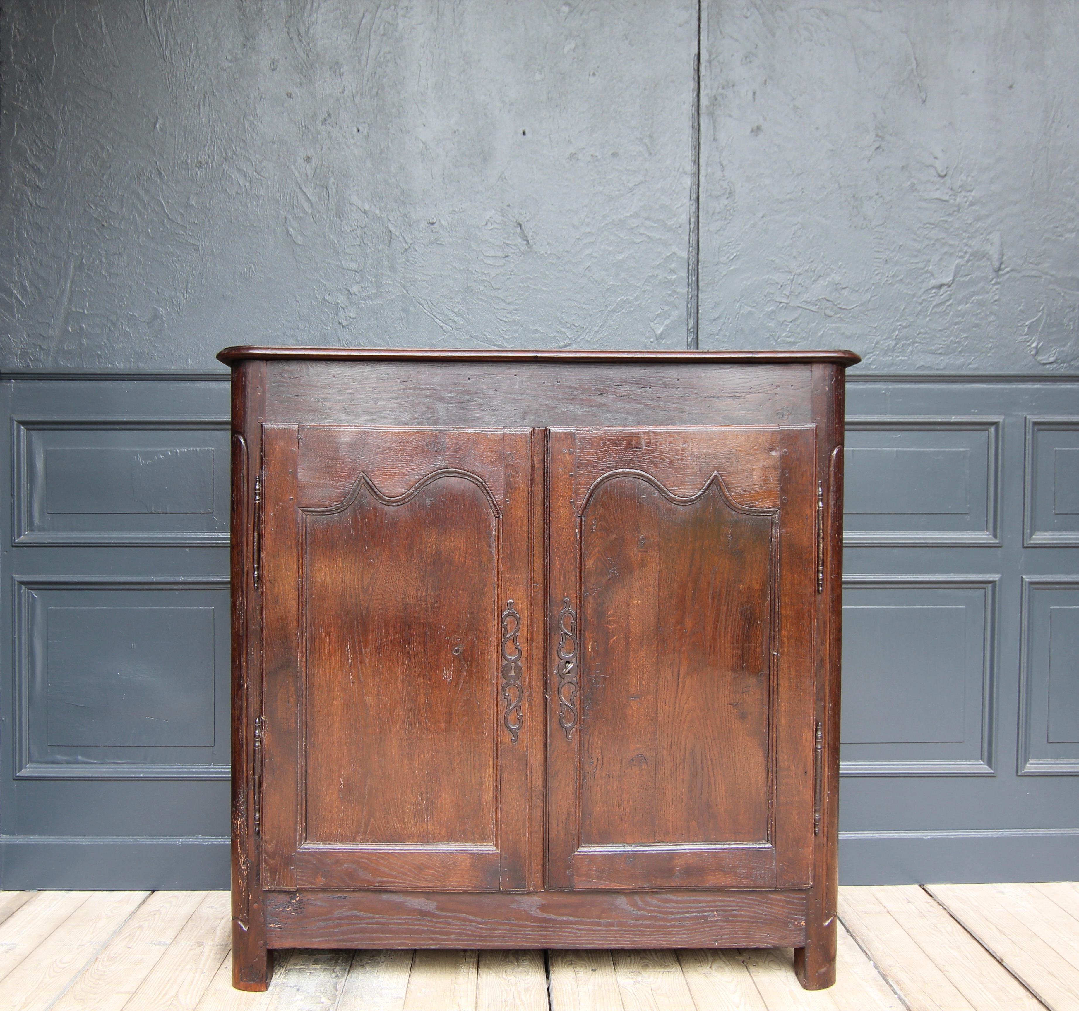Fer Armoire ou meuble de rangement provincial français en chêne du 18ème siècle en vente