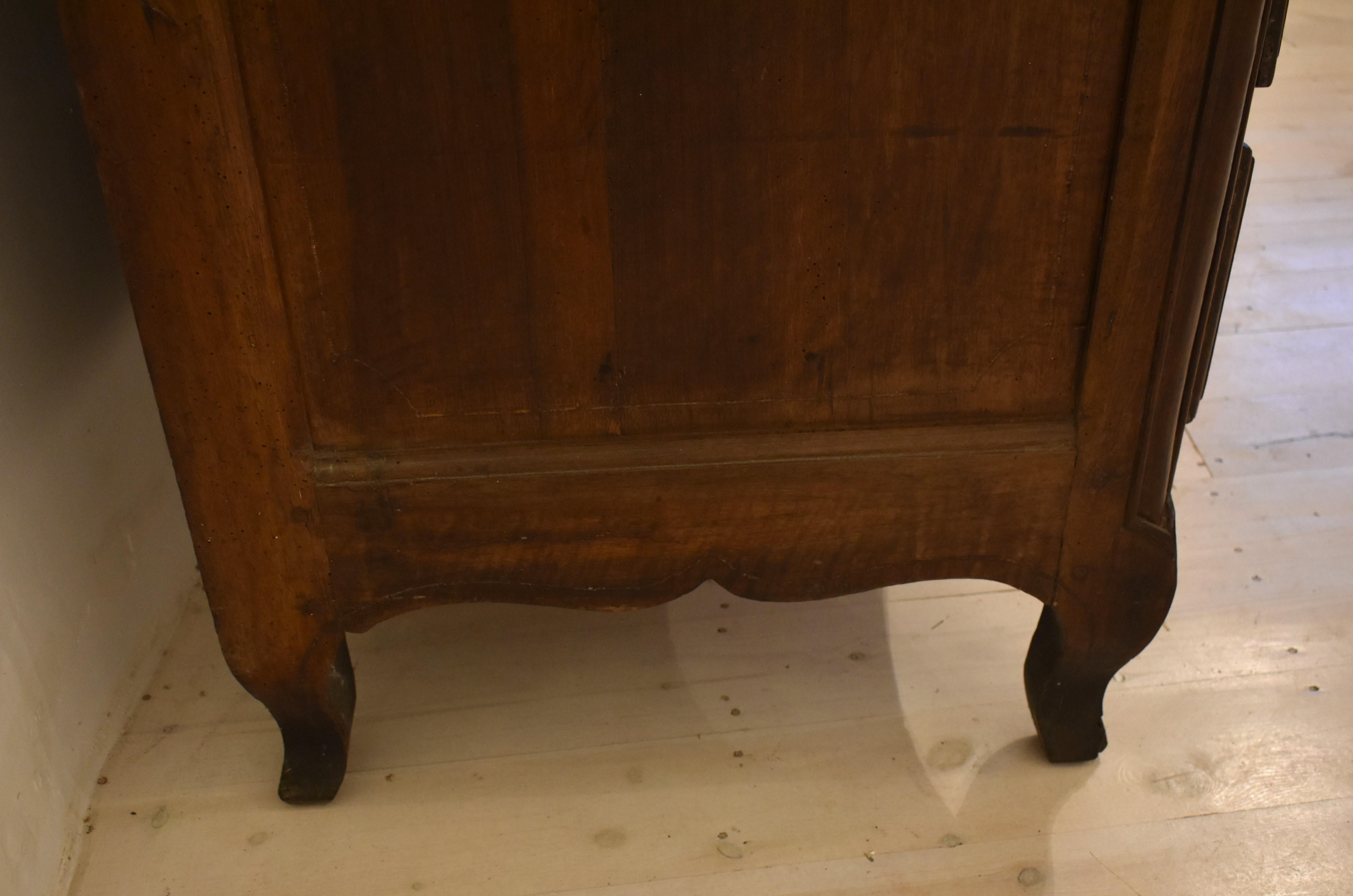 18th century french provincial walnut commode  For Sale 7