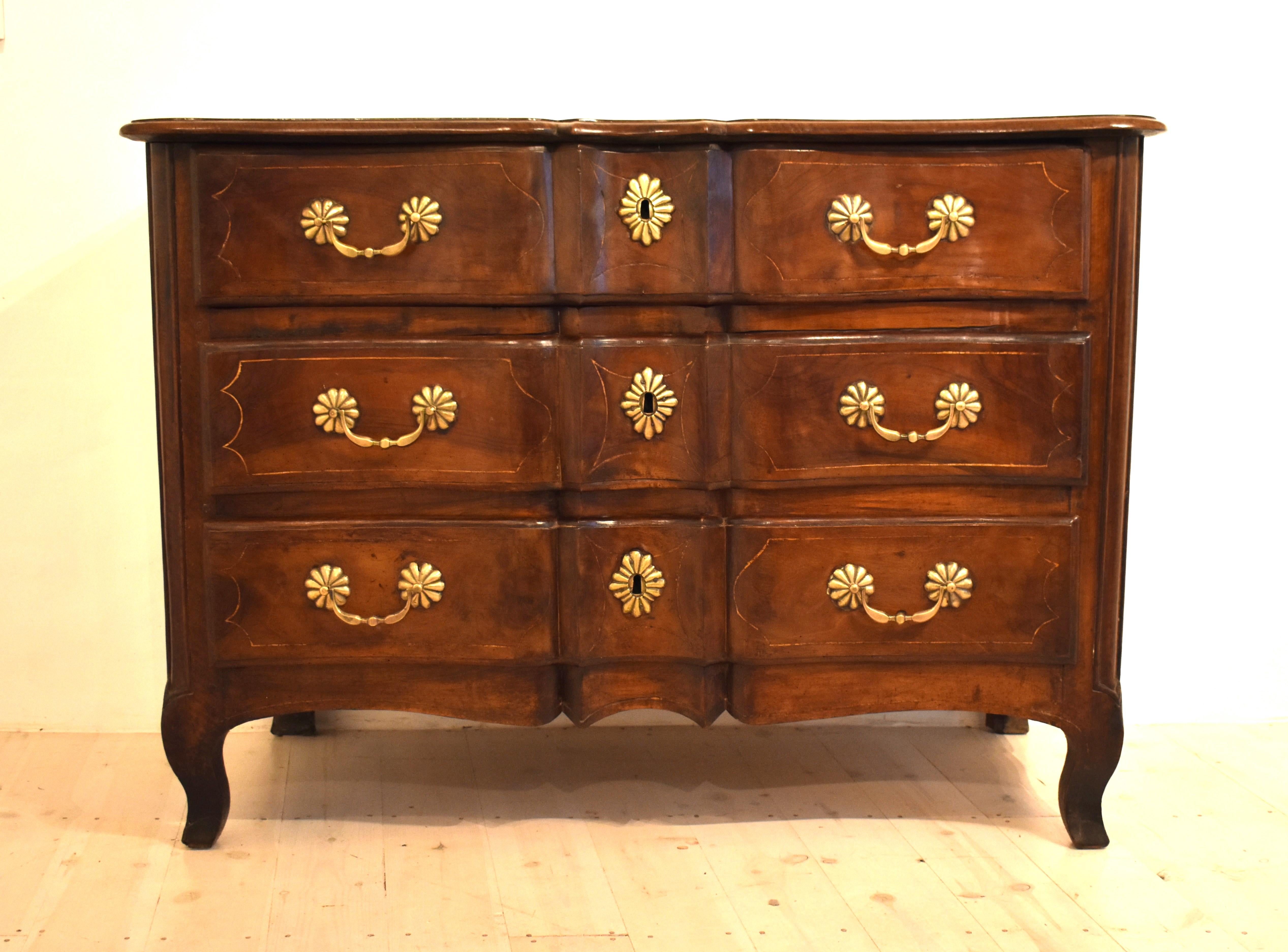 18th century french provincial walnut commode  For Sale 10