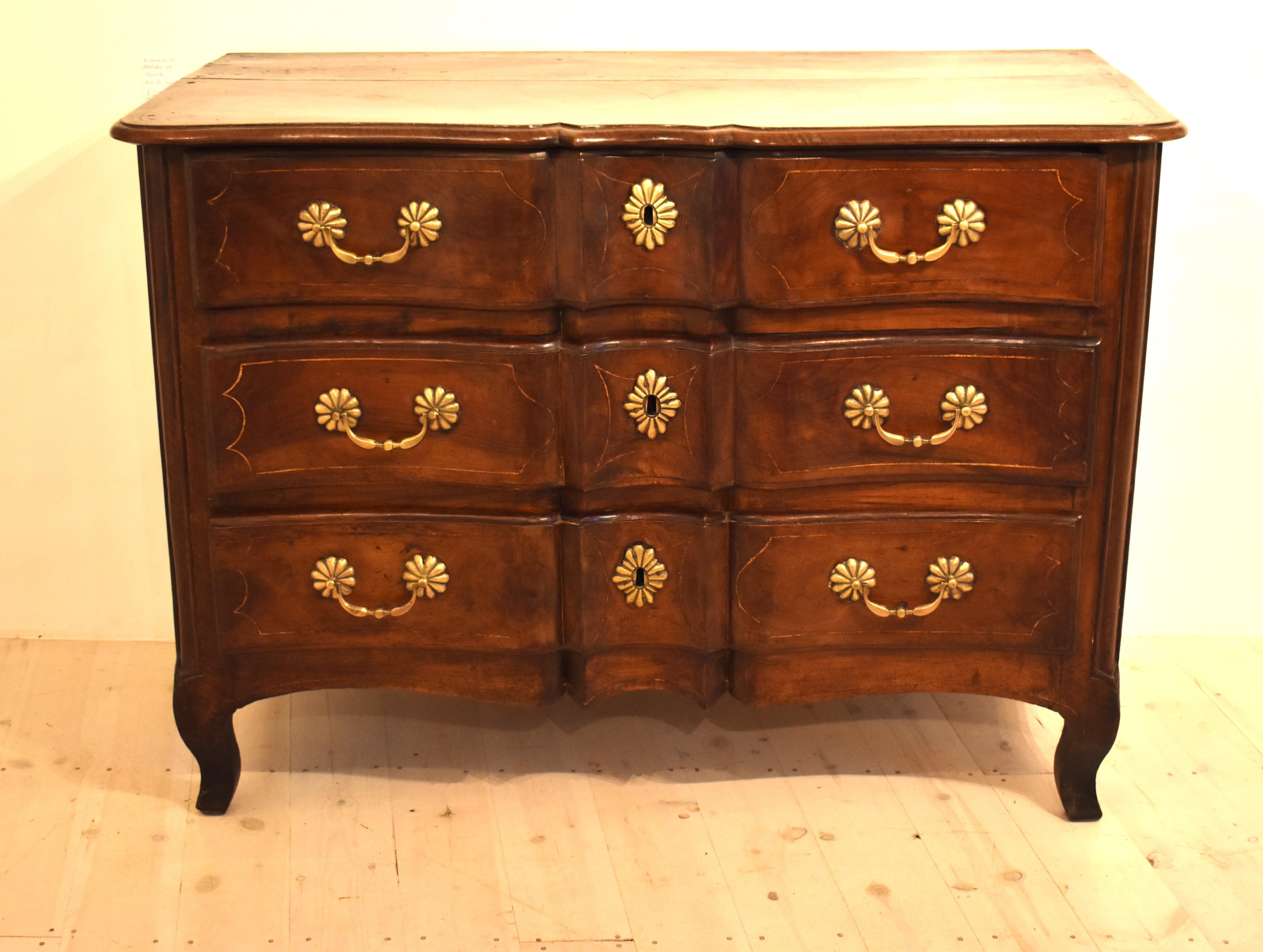 18th century french provincial walnut commode  In Good Condition For Sale In Penzance, GB