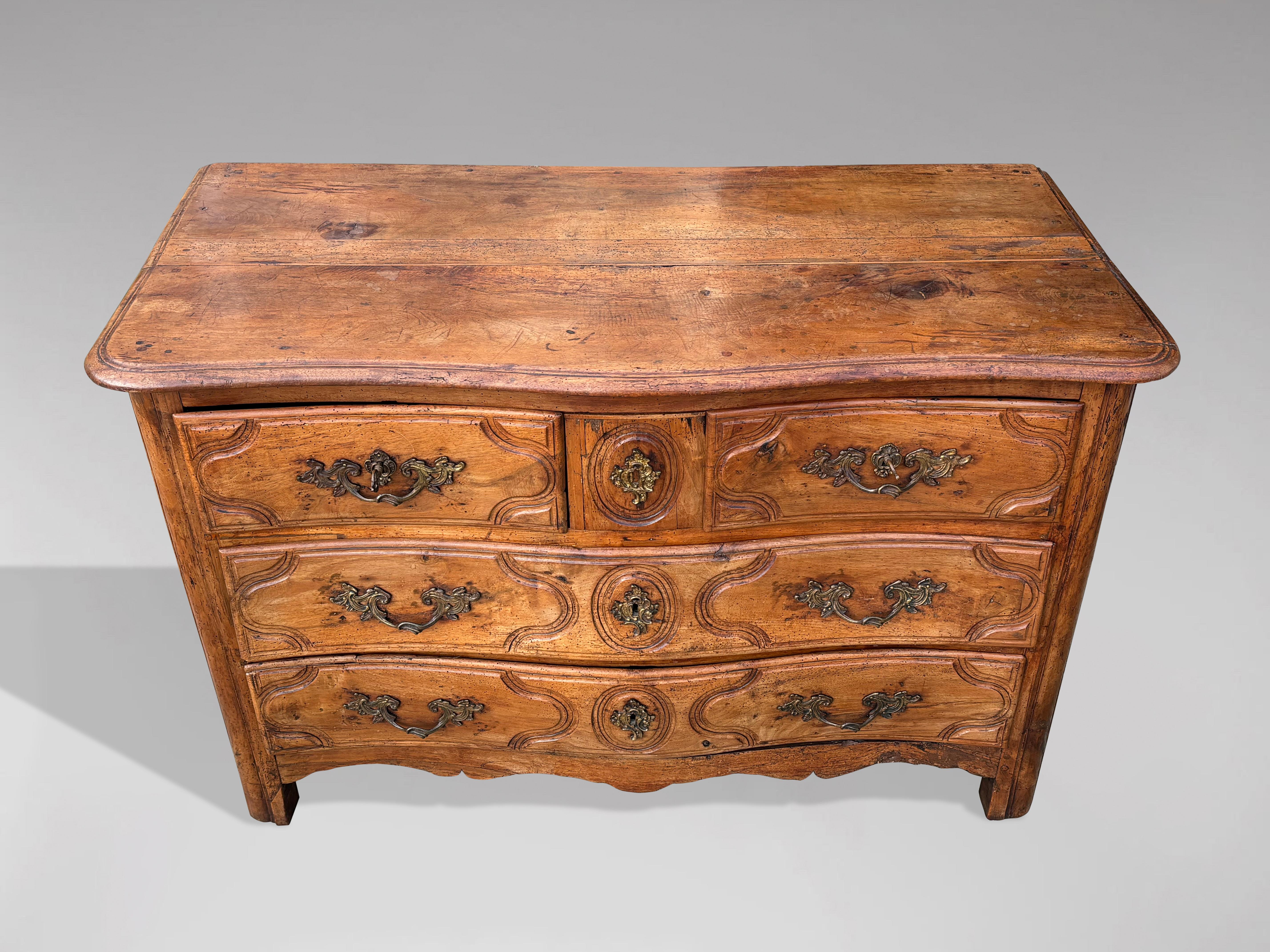 18th Century French Provincial Walnut Commode In Good Condition For Sale In Petworth,West Sussex, GB