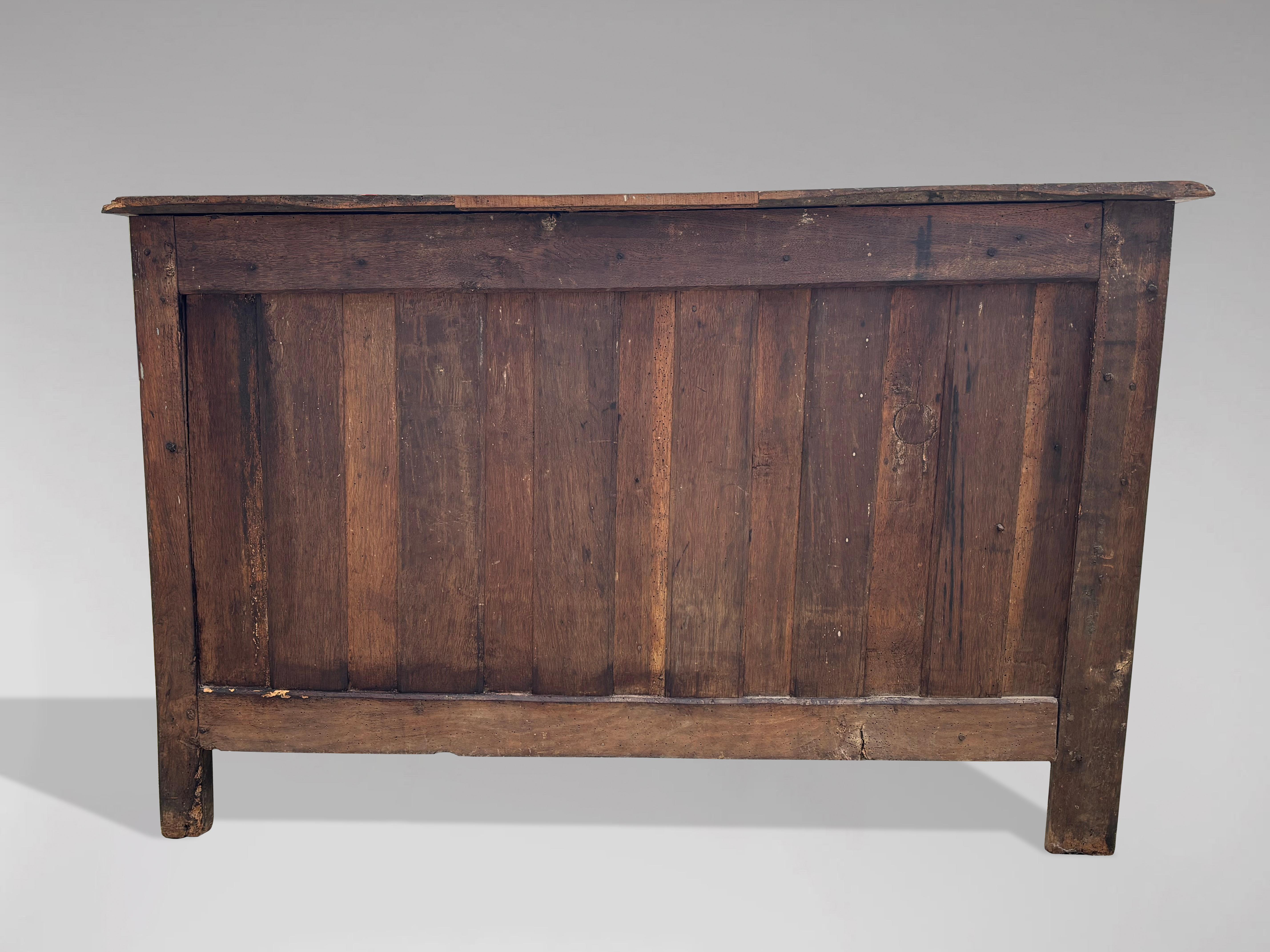 Fino al XVIII secolo Commode in legno di noce della provincia francese del XVIII secolo in vendita