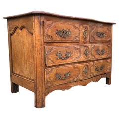 Commode en noyer du XVIIIe siècle