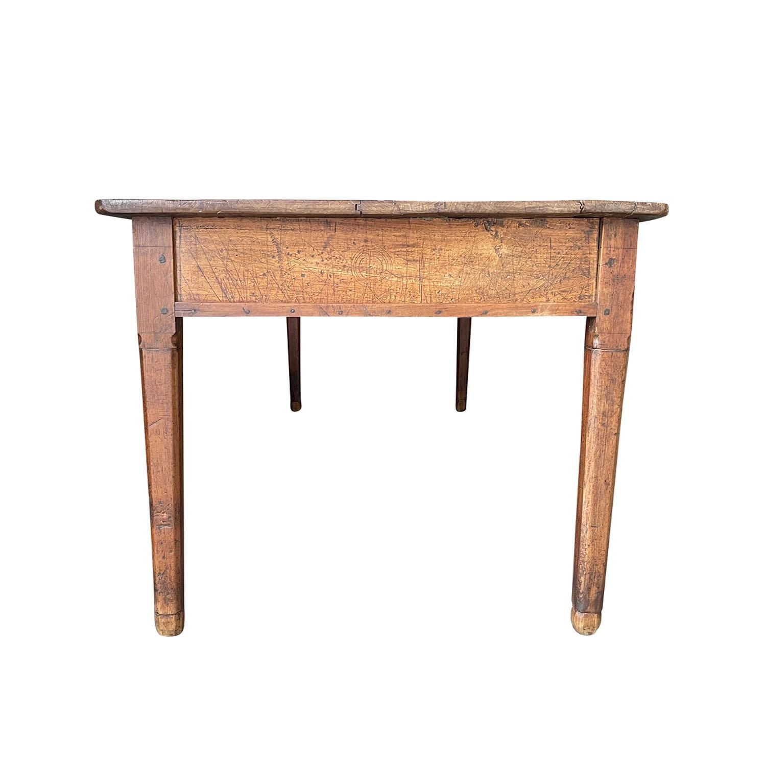 Français Table de salle à manger provinciale française en noyer du 18e siècle - The Farm Antiques en vente
