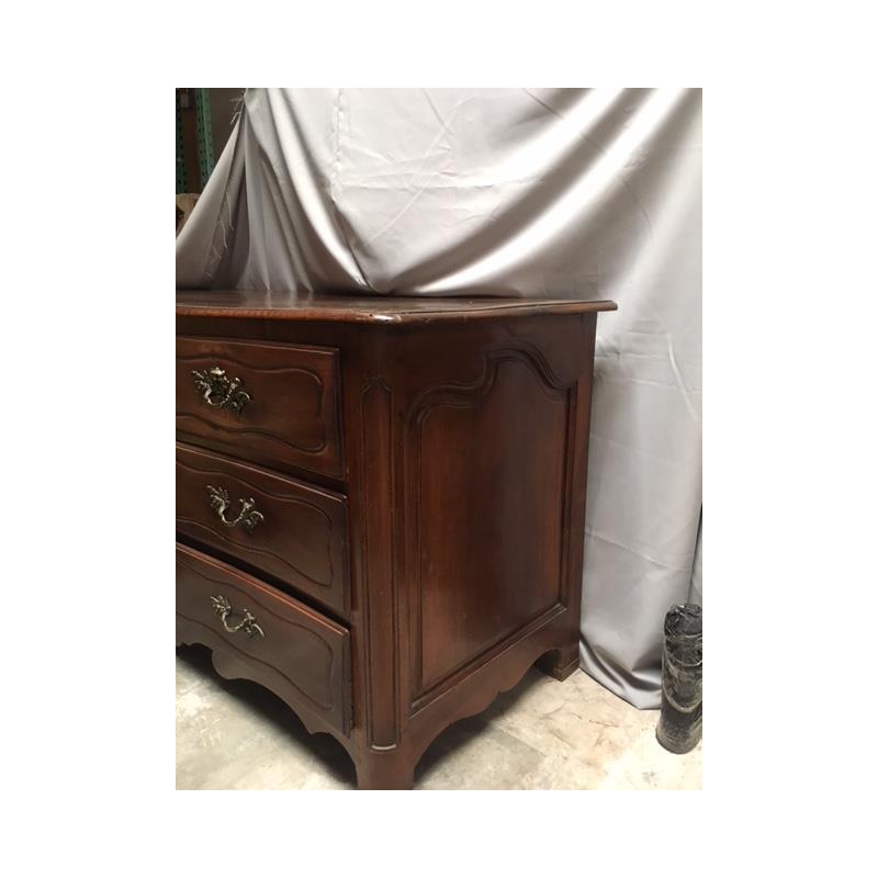 18th Century French Provincial Walnut Oversized Commode In Good Condition For Sale In Cypress, CA
