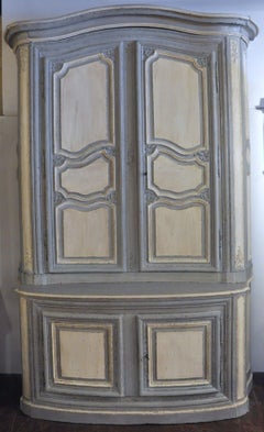 buffet Deux Corps du XVIIIe siècle:: de style Régence:: sculpté et peint en deux tons